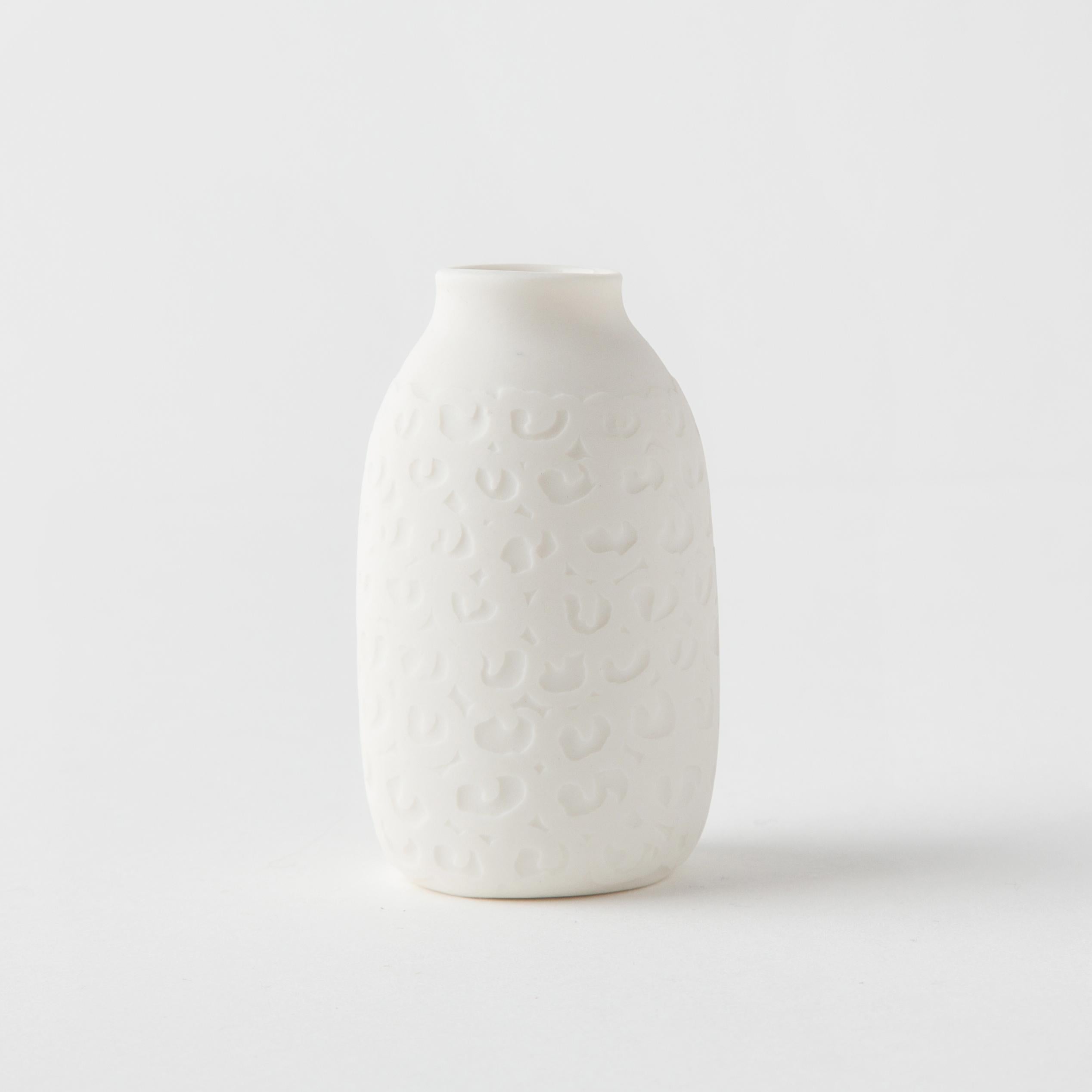 Uno stile semplice e contemporaneo, unito alla finezza opaca e bianca della porcellana, aggiungerà un tocco francese unico alla tua tavola e all'arredamento della tua casa.

Design by Kaoline.

Opzioni del set Soliflore

Set di 3 - Stesso