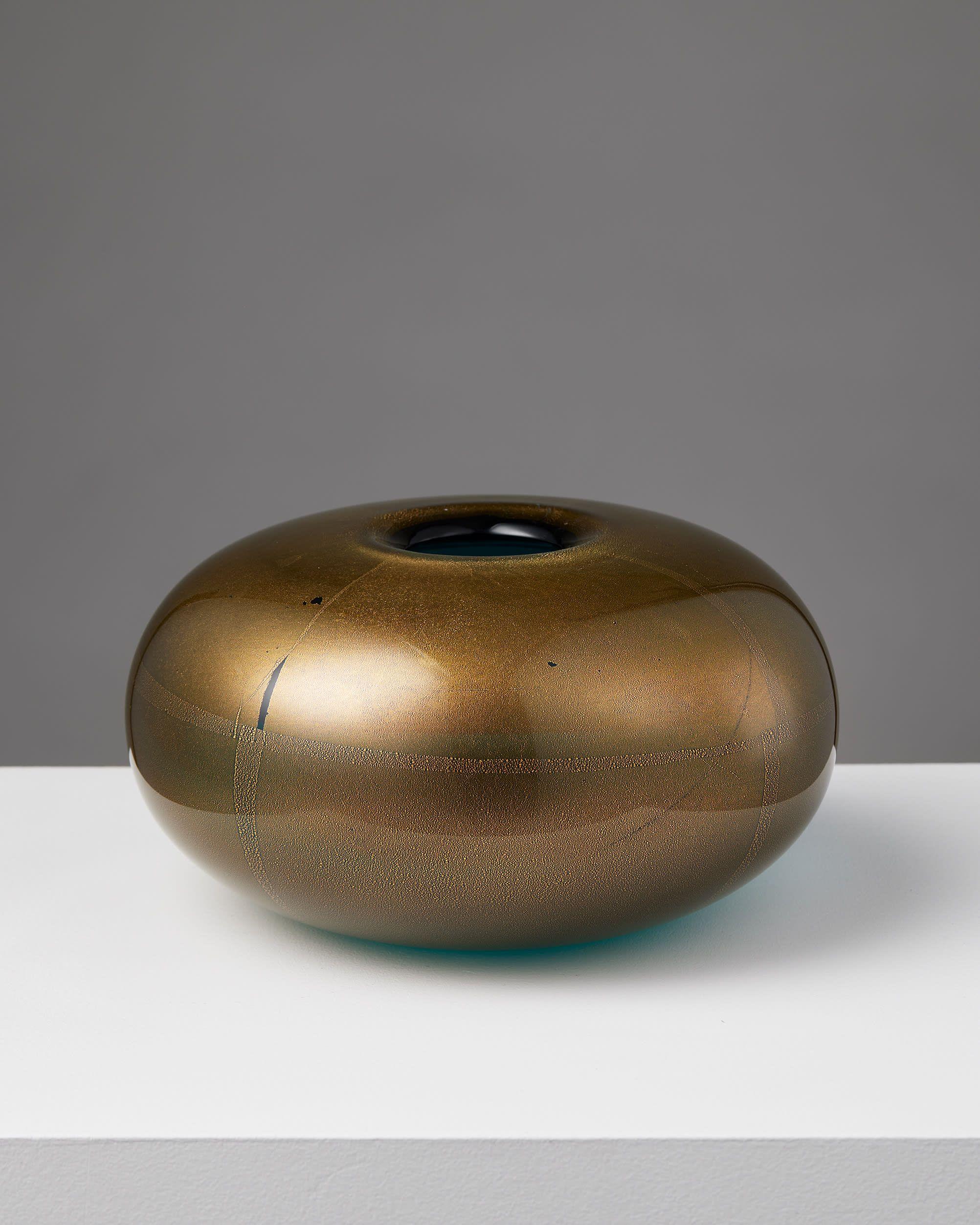 Jarrón 'Sommerso Oro'diseñado por Laura Diaz de Santillana para Venini Murano
Italia, 1997

Vidrio.

Firmado.

H: 12 cm / 4 3/4''
W: 23.5 cm / 9 1/4''