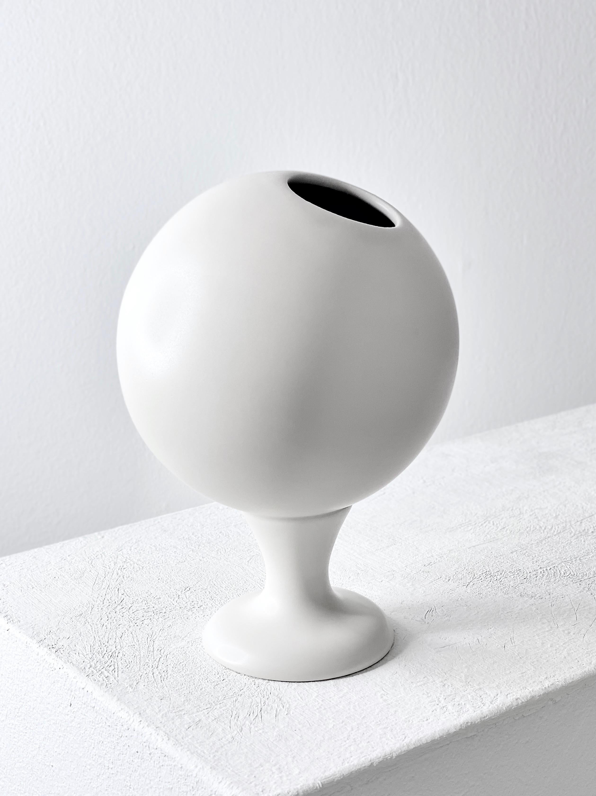 Contemporary White Matte Stoneware Vase, Minimalistisches Design SOUVENIR (Deutsch) im Angebot
