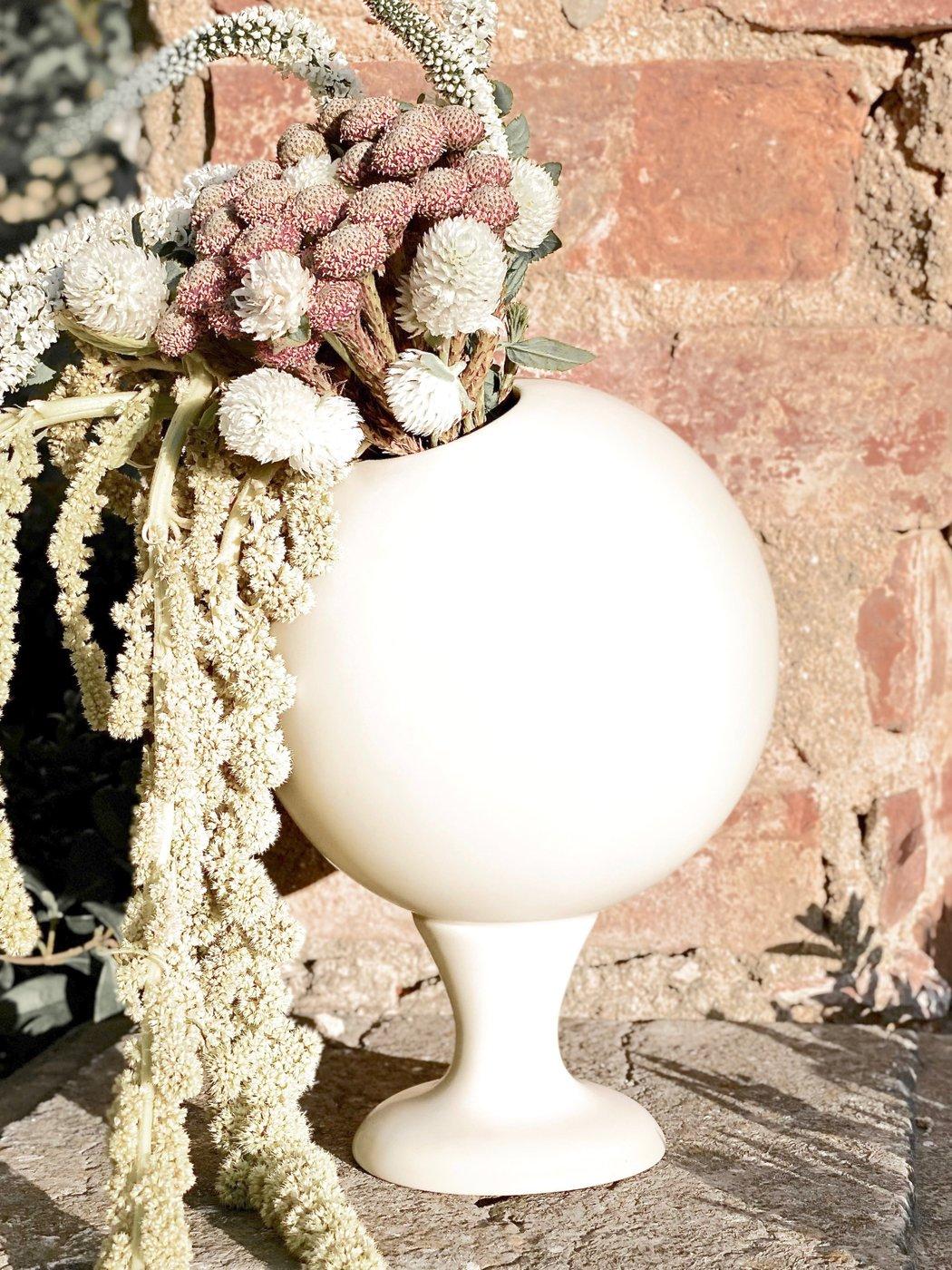 Contemporary White Matte Stoneware Vase, Minimalistisches Design SOUVENIR (Glasiert) im Angebot