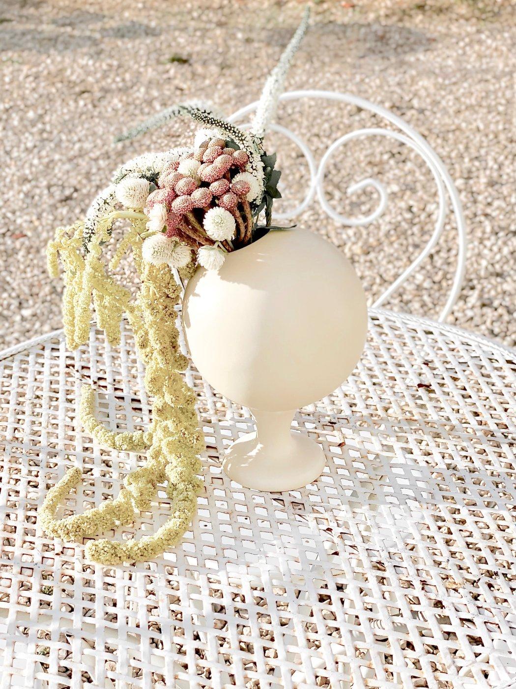 Contemporary White Matte Stoneware Vase, Minimalistisches Design SOUVENIR (21. Jahrhundert und zeitgenössisch) im Angebot