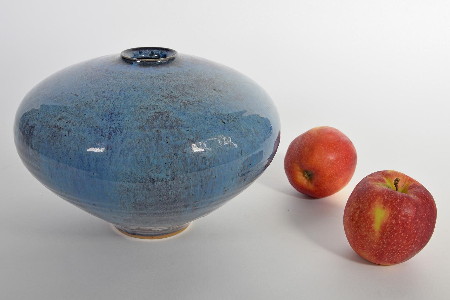 Vase Studio Keramik von Görge Hohlt Katzbach 1930 blaue Kristallglasur, 1989 Deutschland.
Maße: H 18 cm
D 25 cm.
 