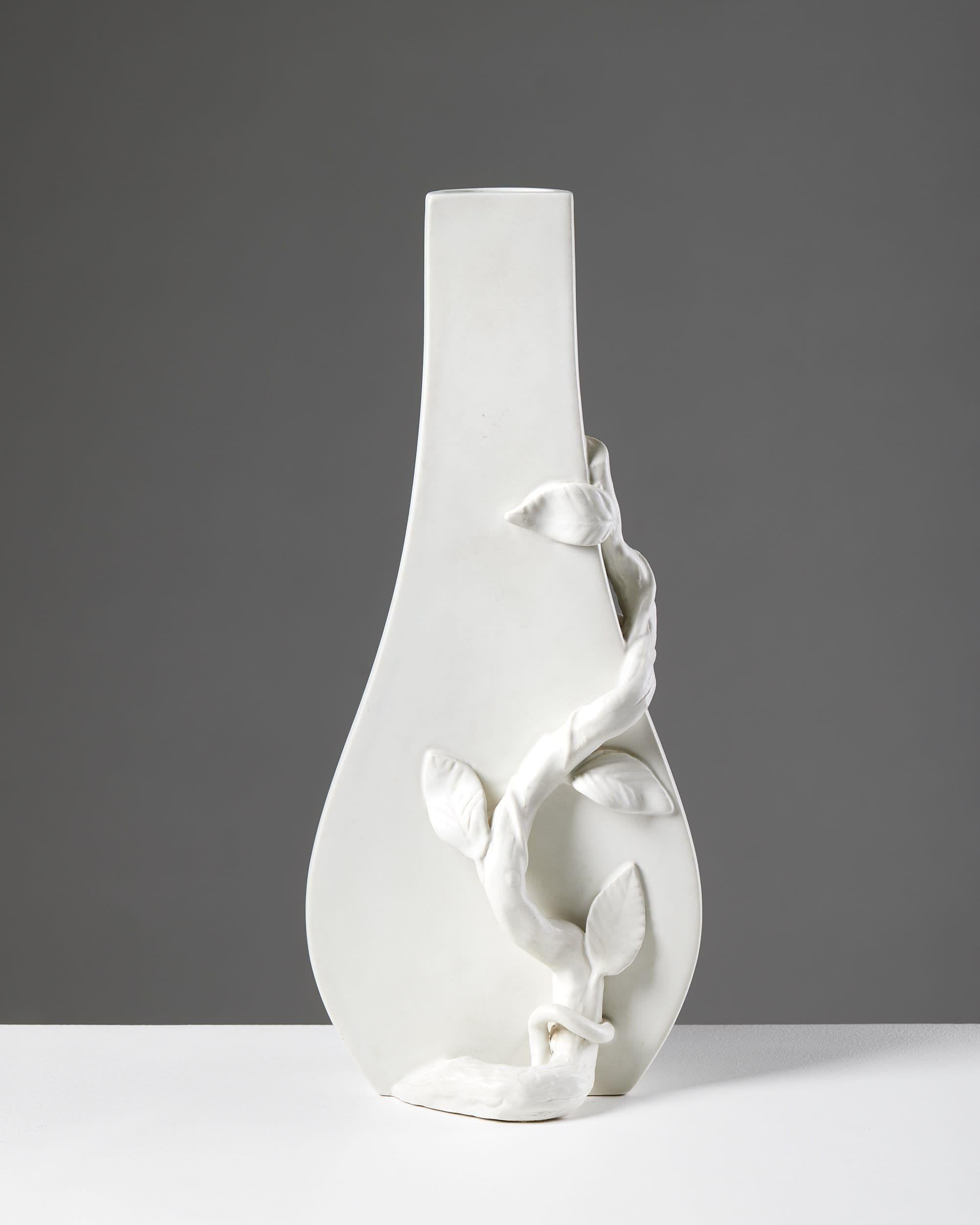 Vase ‘Surrea’ designed by Wilhelm Kåge for Gustavsberg
Sweden, 1930s

Stamped.

H: 34 cm / 13 1/2''
W: 15 cm / 6''
D: 11.5 cm / 4 1/2''
