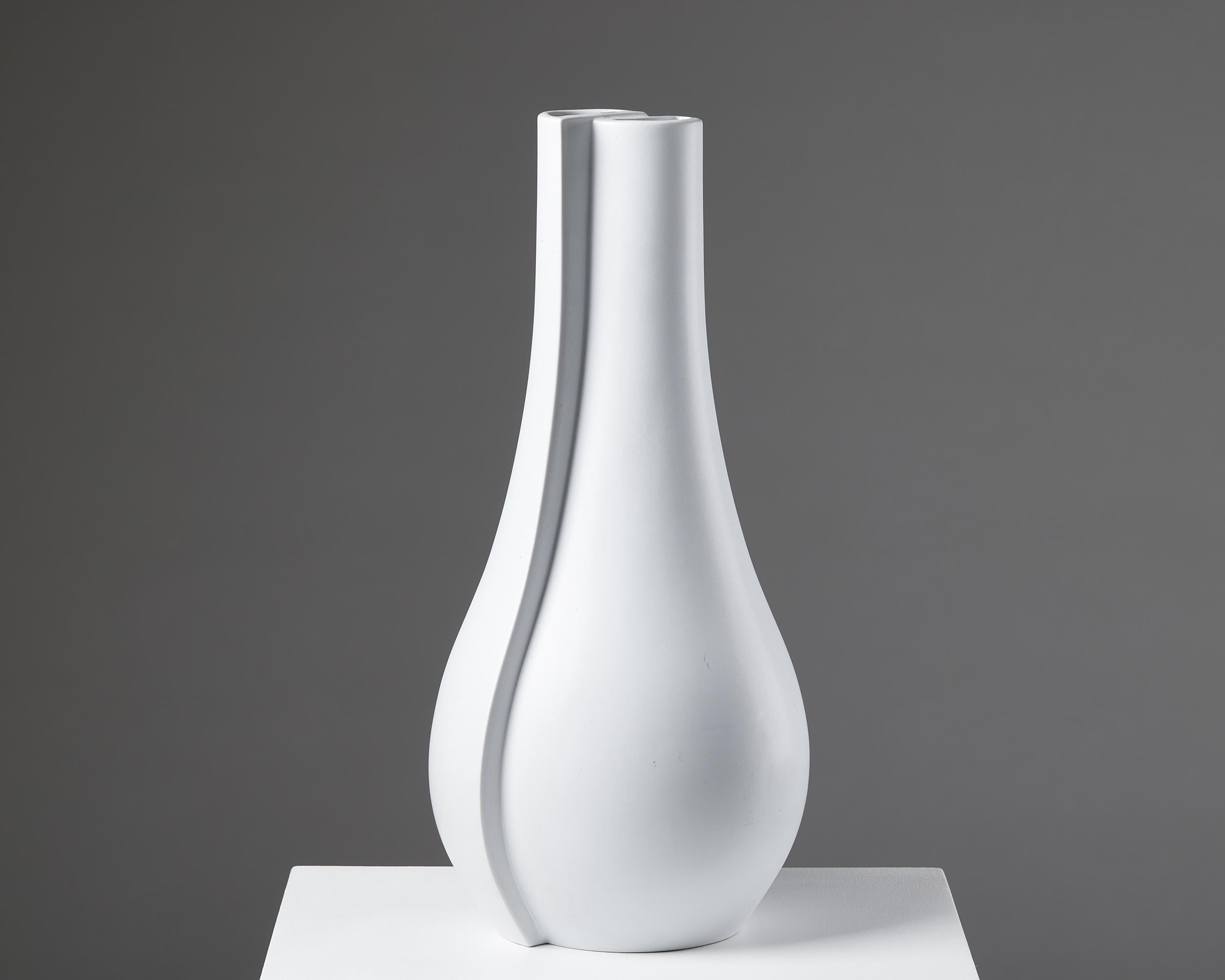 Vase 'Surrea', entworfen von Wilhelm Kåge für Gustavsberg,
Schweden, 1940er Jahre.

Steingut mit Carrara-Glasur.

Die Vase 