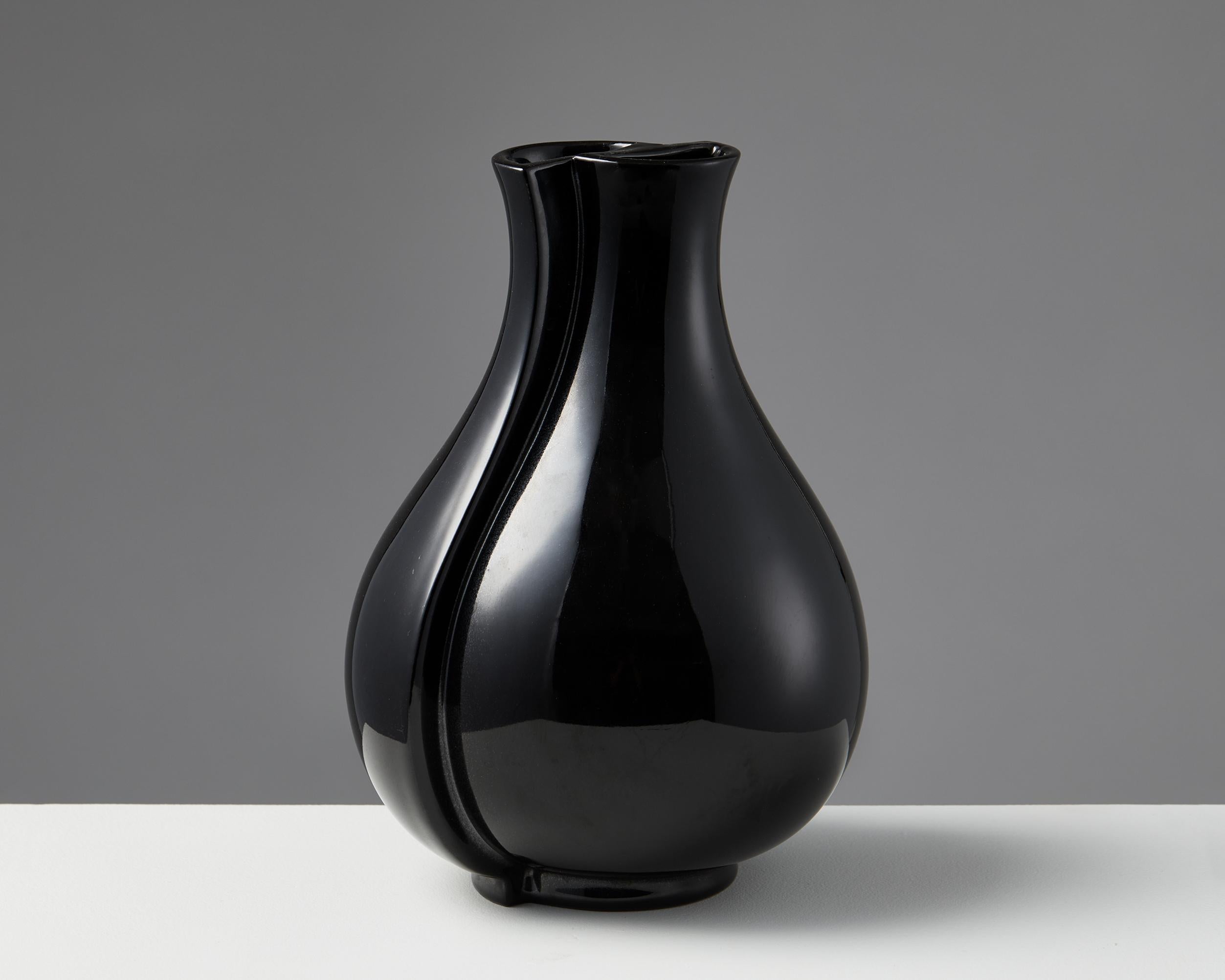 Vase “Surrea” designed by Wilhem Kåge for Gustavsberg,
Sweden, 1950s.

Stoneware.

The ‘Surrea’ vase was made by Wilhelm Kåge for Gustavsberg in 1940. The Swede began his career as a painter before becoming Gustavsberg’s artistic director between