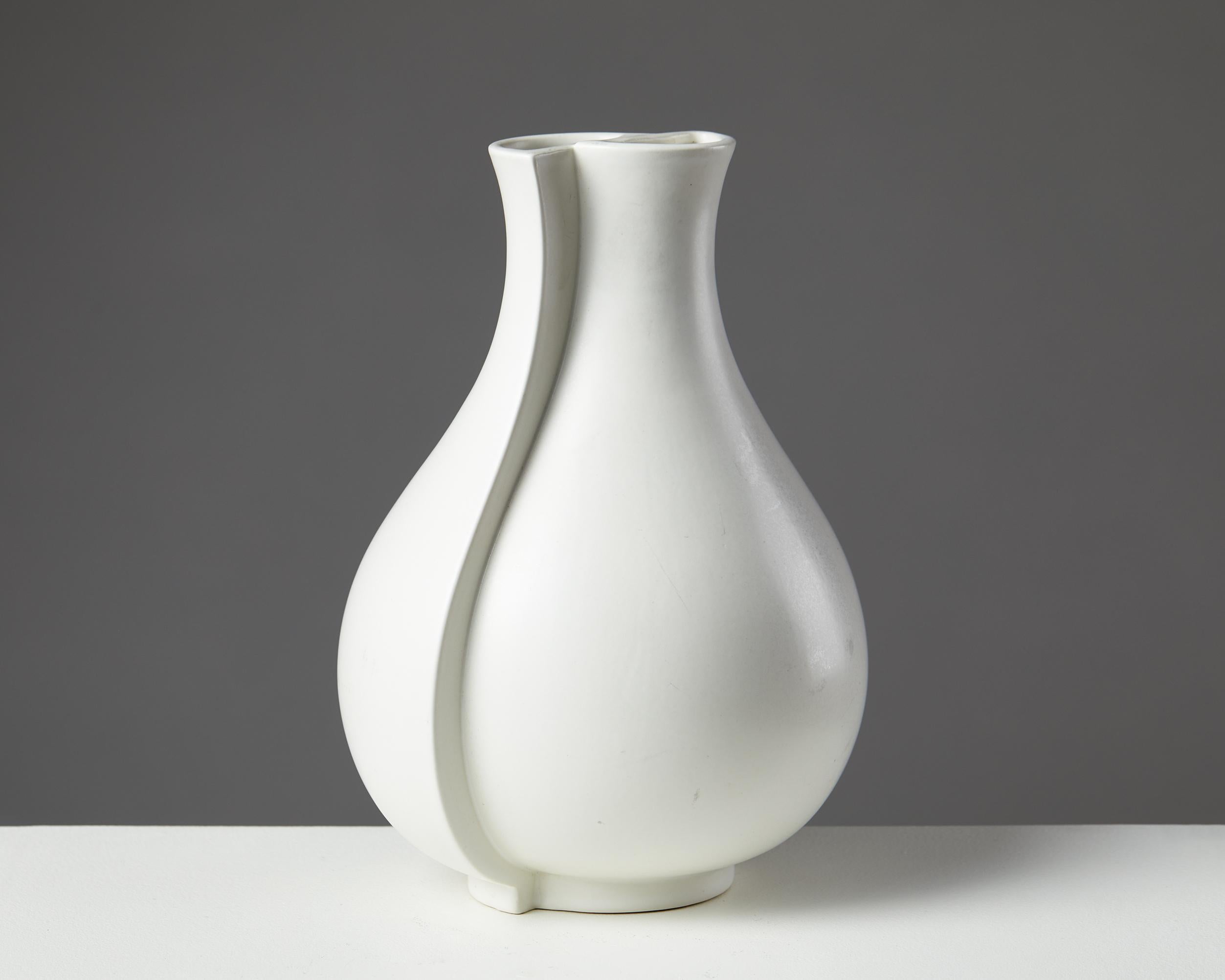 Vase “Surrea” designed by Wilhem Kåge for Gustavsberg,
Sweden, 1950's

Stoneware.

Provenance - Family with connections to the Gustavsberg's pottery.

Dimensions:
H: 22.5 cm / 8 ¾’’
W: 16 cm / 6 1/4’’
D: 13.5 cm / 5 ¼’’

The ‘Surrea’ vase was made