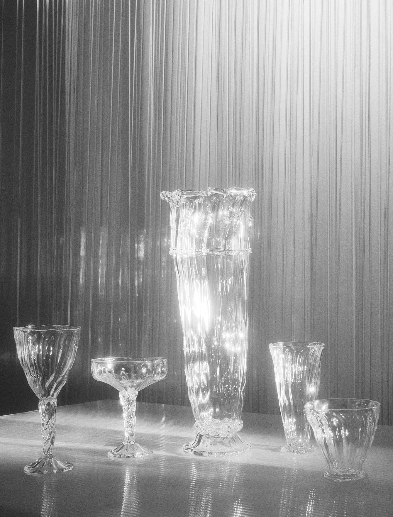 Tous les verres sont soufflés à la bouche par Alexander Kirkeby au Danemark.
Chaque pièce est donc unique et présente de légères différences de taille et de décoration. Fabriqué en verre de cristal sans plomb.

Alexander Kirkeby est souffleur de