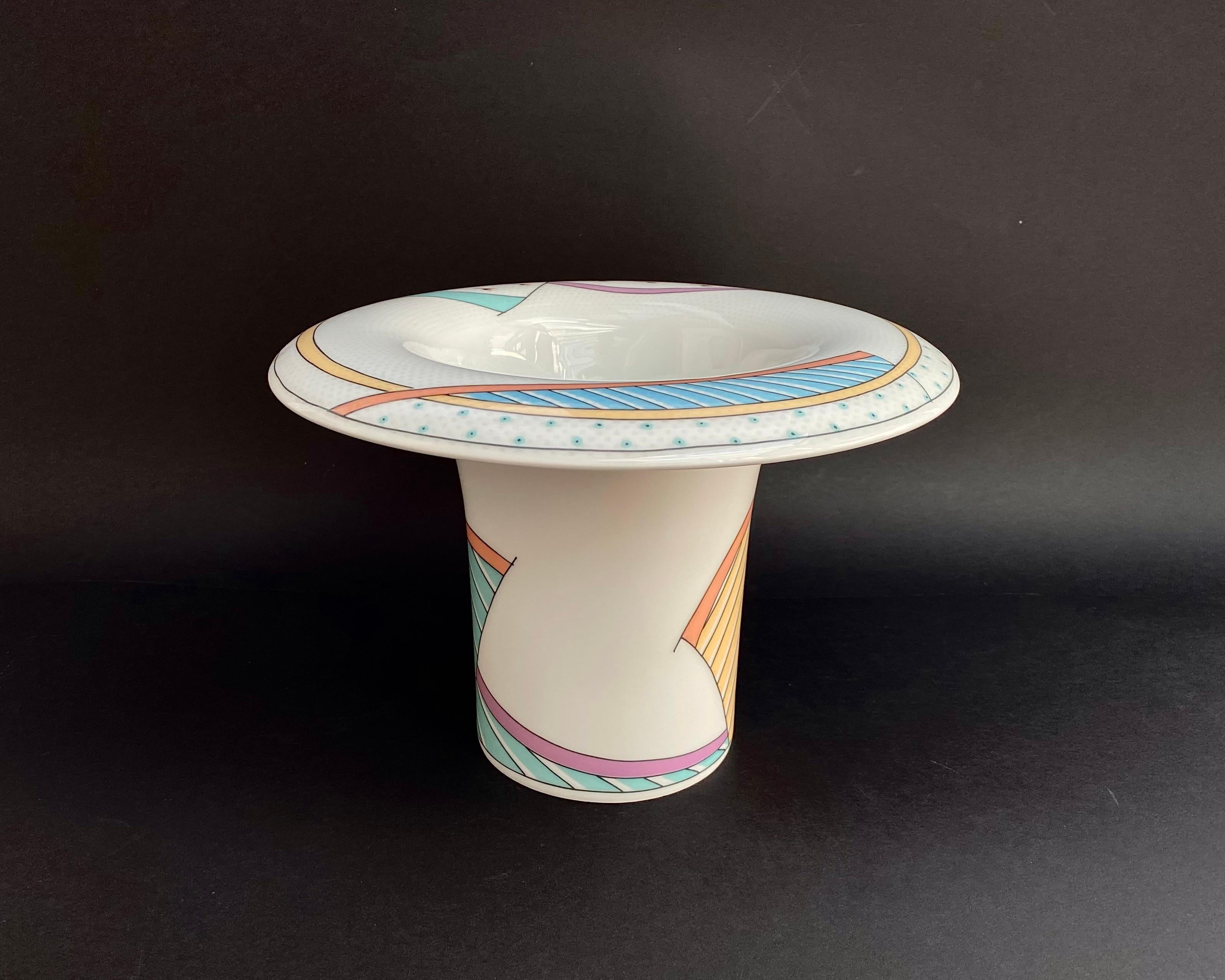 Jarrón vintage para flores en porcelana esmaltada texturizada de Rosenthal, serie Century New Wave,  c.Años 80.

Esta obra de diseño posmoderno plasma la colaboración del diseño estadounidense y finlandés de Tapio Wirkkala y Dorothy Hafner.

La