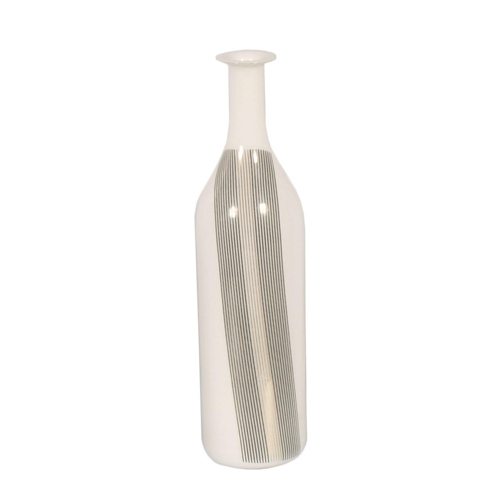 Sie können separat verkauft werden
Mitte des Jahrhunderts Satz von zwei Vasen Tapio Wirkkala für Venini in geblasenem Lattimio Murano-Glas zuzuschreiben. 

Über Tapio Wirkkala:
Diese 1968 von Tapio Wirkkala entworfenen Flaschen bestehen aus sanft