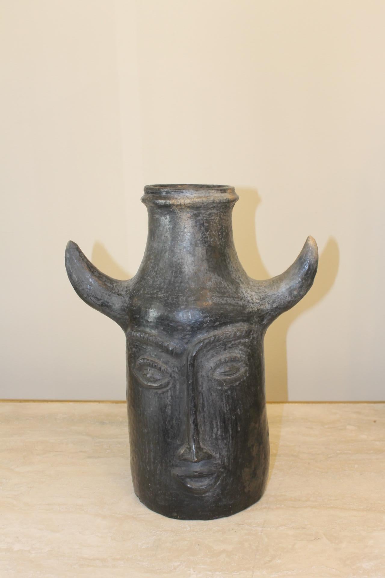 Terracotta sculpture representing an African head in the style of Picasso
.
This pottery is a unique model made by hand, fired in a wood oven.
