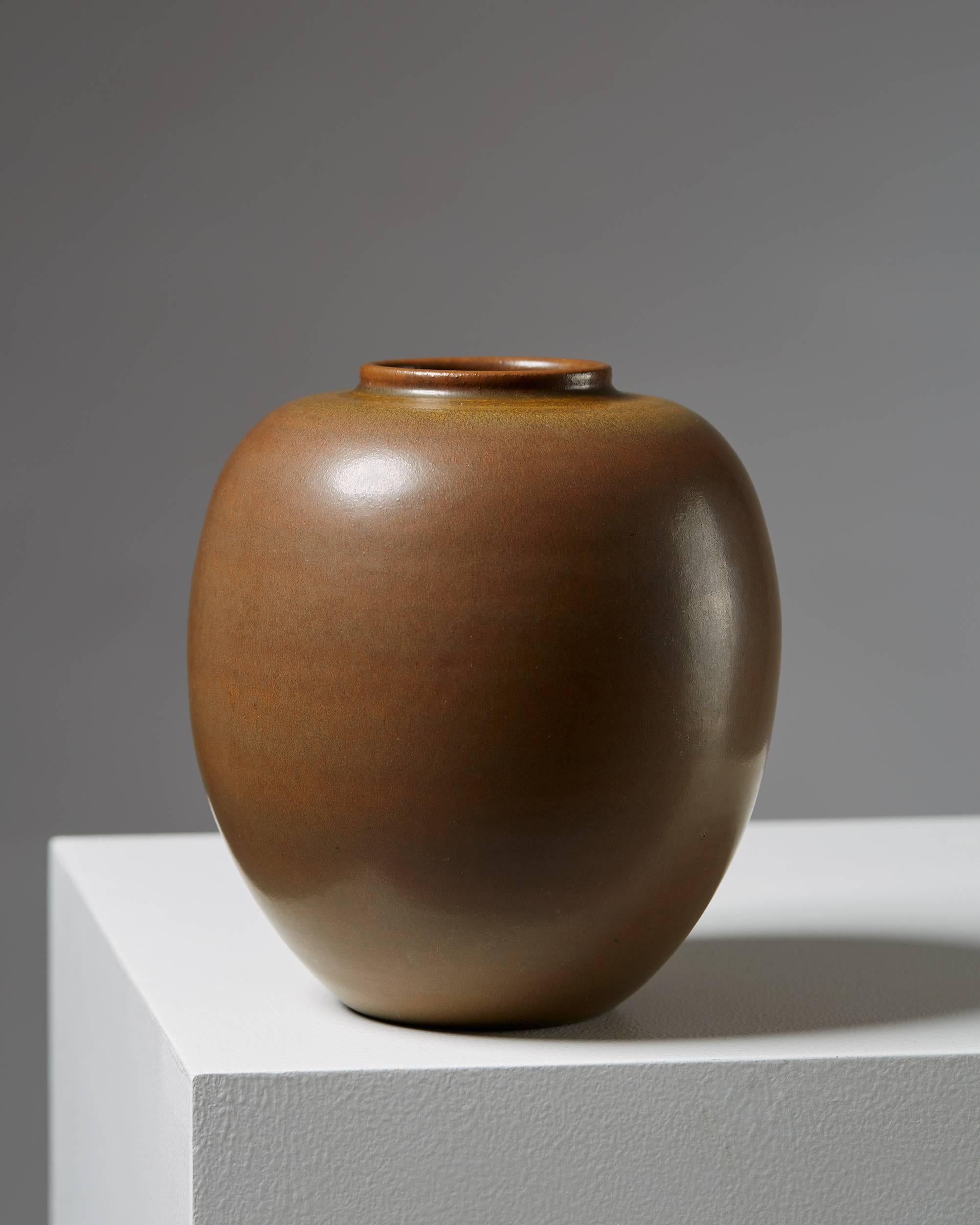 Vase ‘Tobo’ designed by Erich and Ingrid Triller,
Sweden, 1940s.

Stoneware.

Dimensions:
H: 18 cm/ 7''
