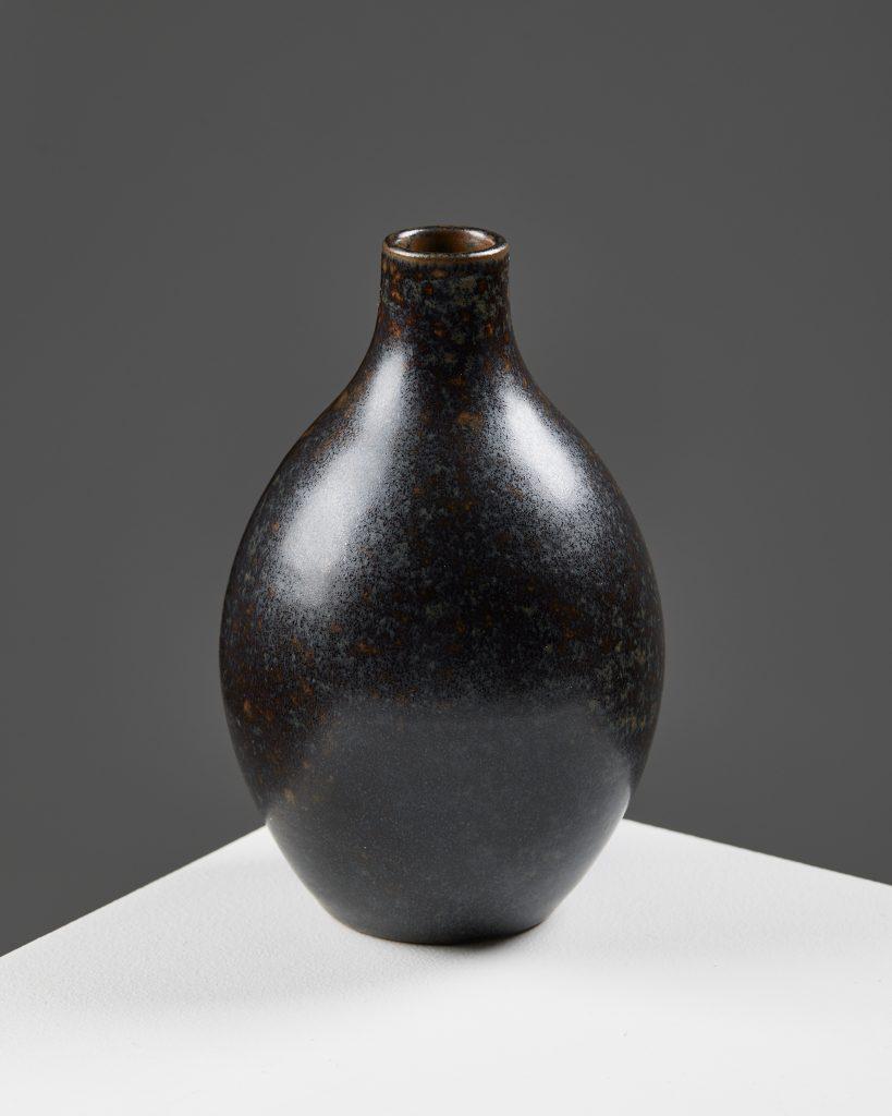 Vase ‘Tobo’ designed by Erich and Ingrid Triller, 
Sweden, 1950s.

Stoneware.

Signed ‘Tobo’.

Measures: H: 14 cm / 5 1/2