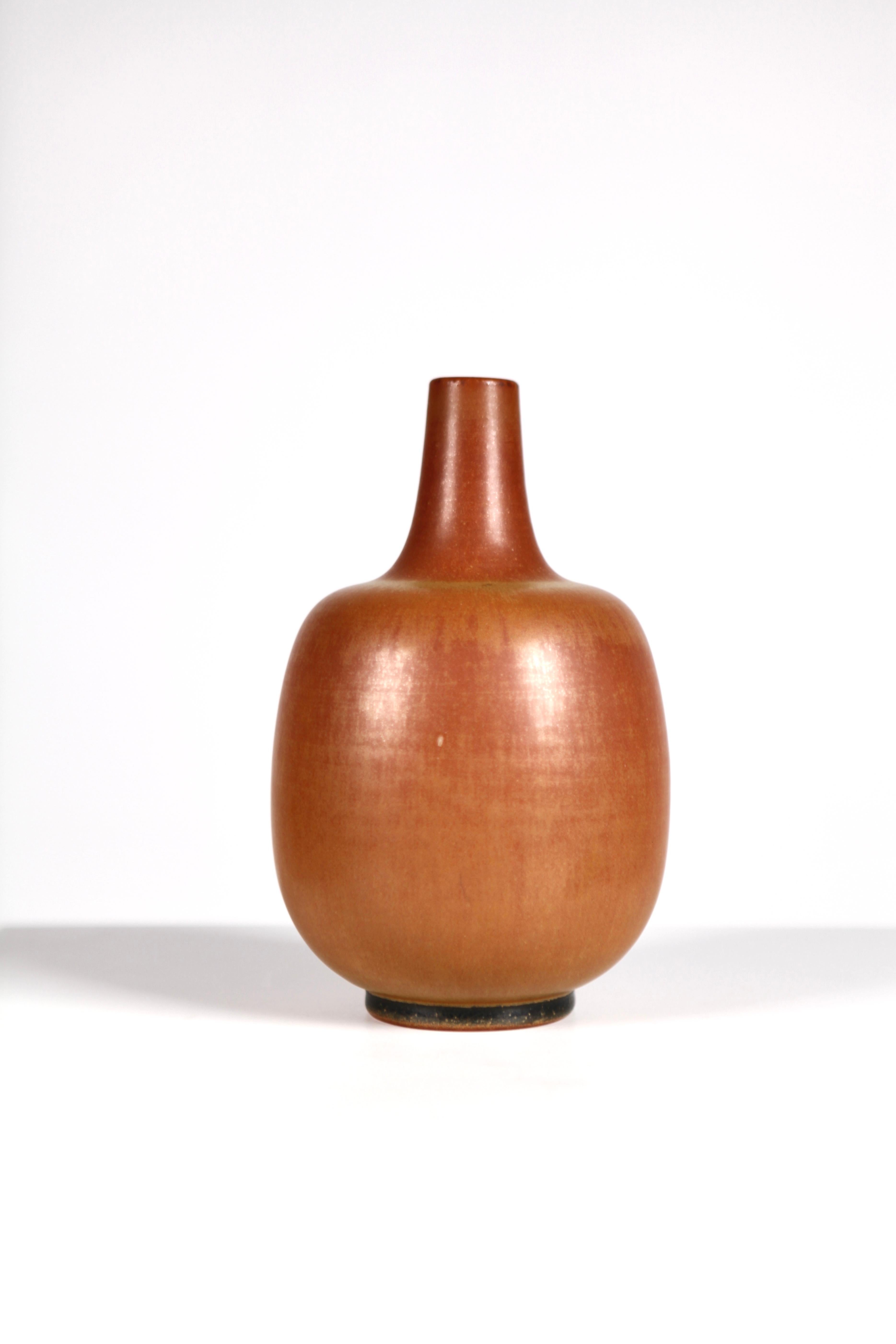 Unique & tall stoneware vase in reddish brown haresfur glaze by Erich & Ingrid Triller, Tobo, Sweden 1950s.
The ceramic design specialists Erich and Ingrid Triller, German by origin, Bauhaus educated, set up their Studio in Tobo, Sweden in the