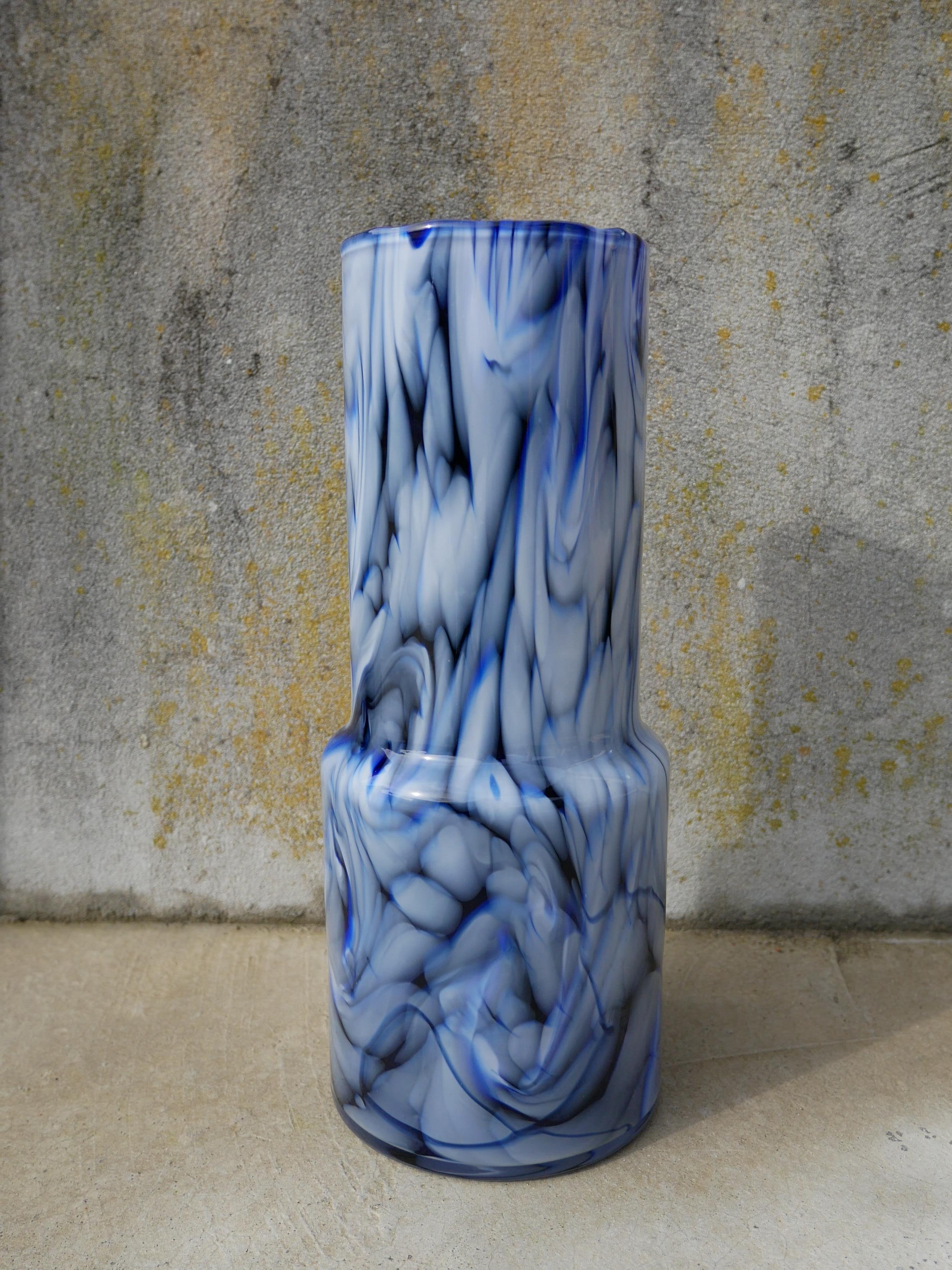 Im Mai 2016 startet Marie-Victoire Winckler ihre Totem-Kollektion mit Vasen und Hängeleuchten. Sie beginnt ihre Forschungen in Tunesien, wo sie sehr strukturiertes geblasenes Glas und traditionelle Keramik findet, aber es ist in Portugal, dass sie