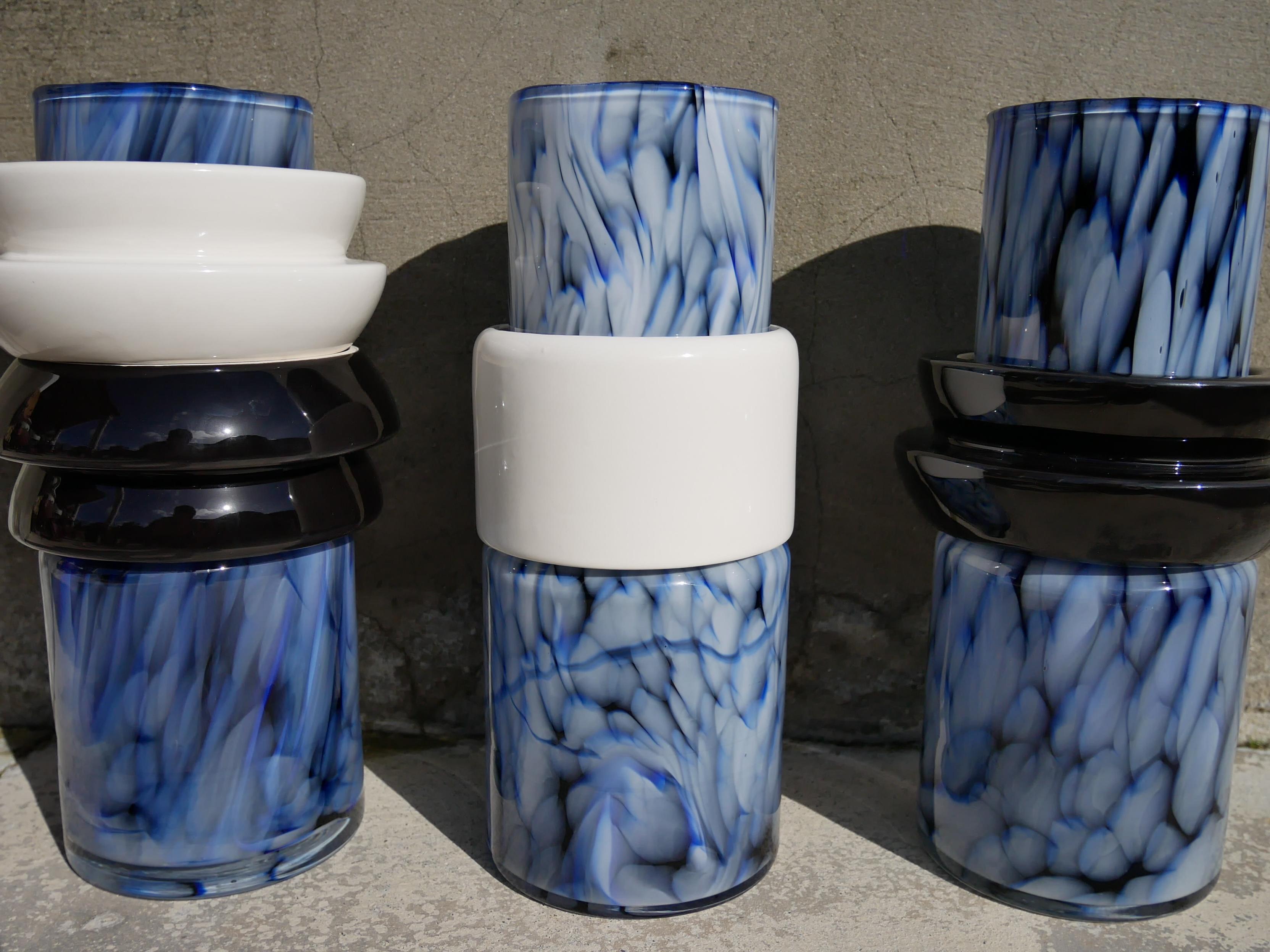 Vase TOTEM #3 Blau, einzigartig, 21. Jahrhundert, mundgeblasenes Glas und Keramik, handgefertigte Vase (Französisch) im Angebot