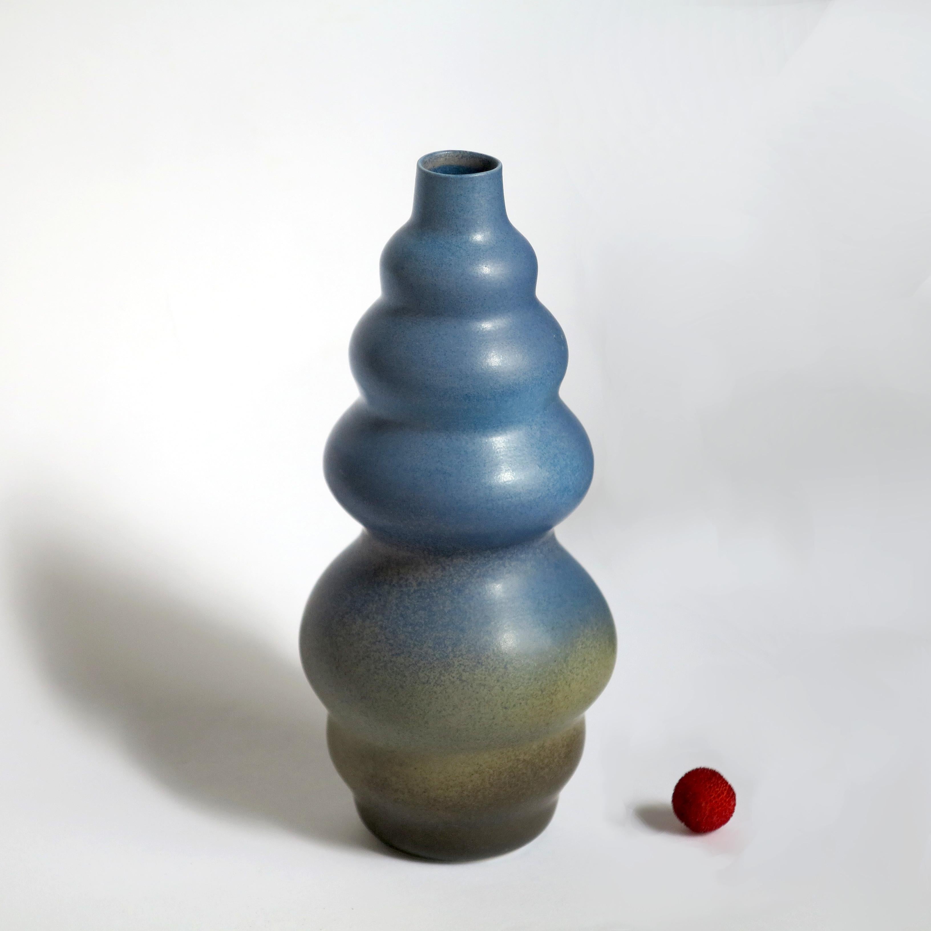 Grand vase Jaune par Cica Gomez
Dimensions : Ø 8 x H 20,5 cm
Matériaux : Porcelaine


Objets habituels. Mon travail est d'abord motivé par la recherche de la ligne. Celui qu'il dessine lorsque l'objet prend forme et place dans l'espace. Ce qui
