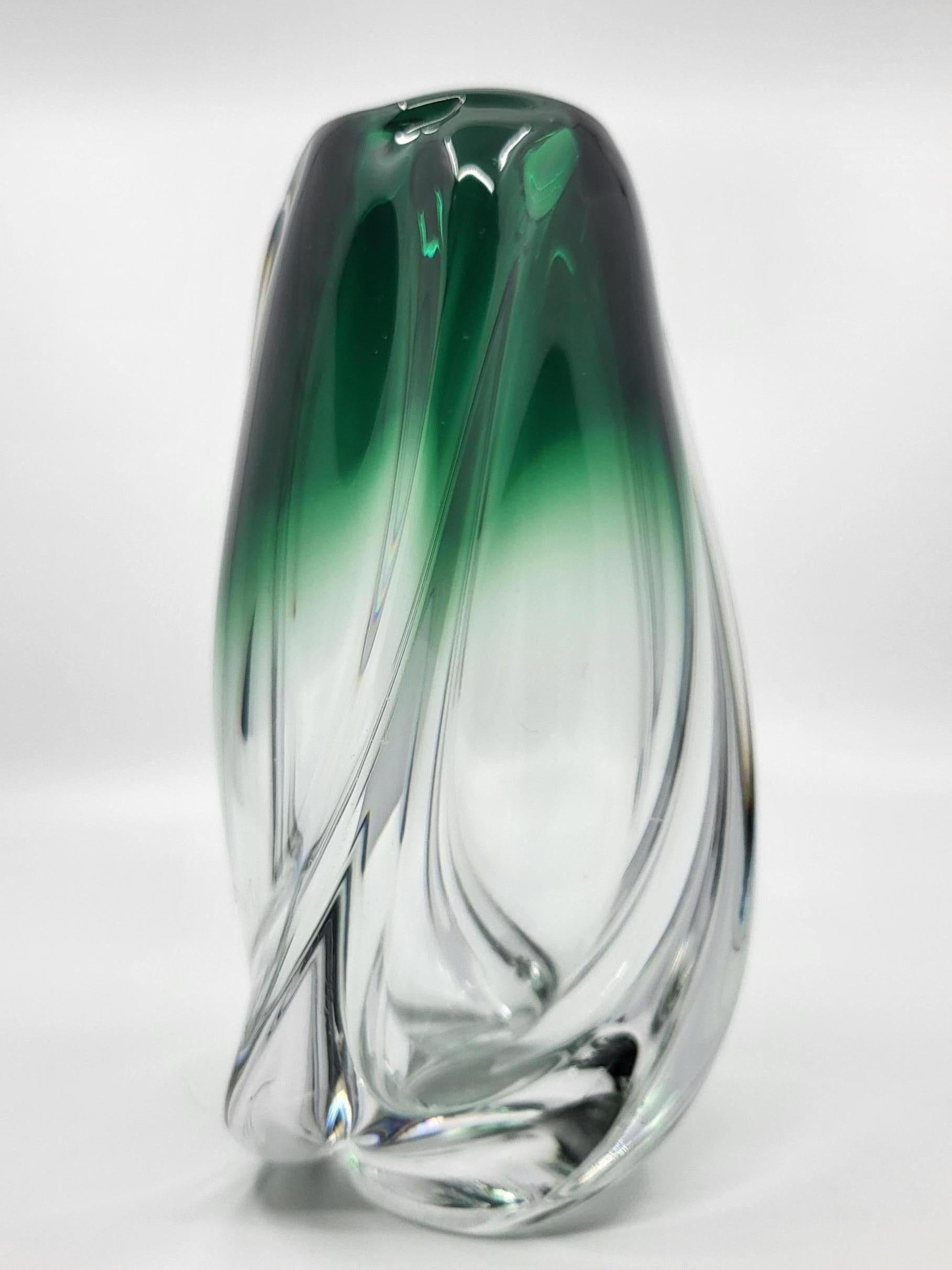 Vase vintage en verre soufflé. Il possède un magnifique dégradé de couleur verte. Très original de part sa forme ovoïde. Les cristalleries du val Saint-Lambert furent créées en 1826 sur le site d'une ancienne abbaye à Seraing, près de liège, en