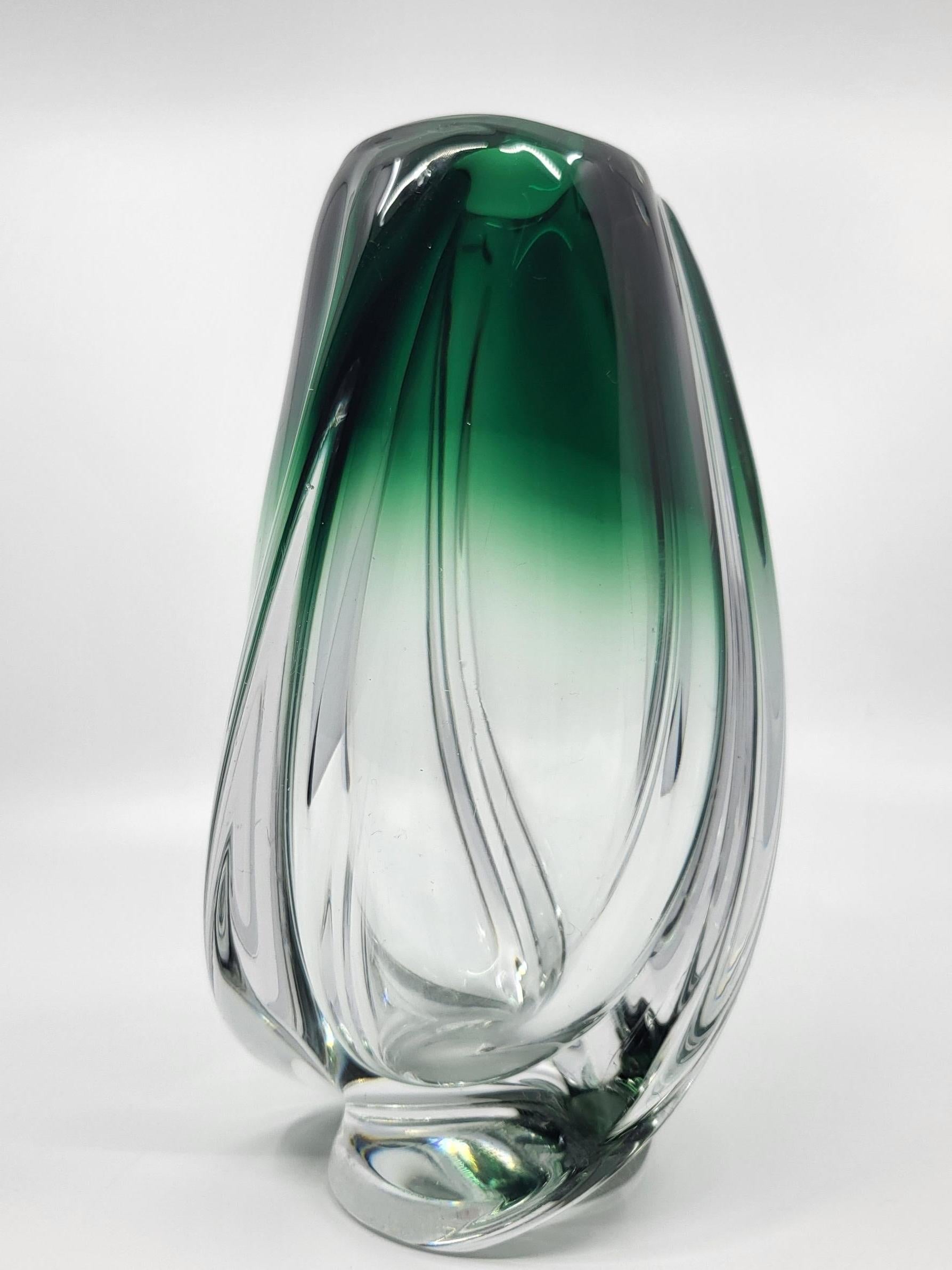 Romantic Vase Val Saint Lambert en cristal vert forme ovoïde Belgique Vintage 20s For Sale