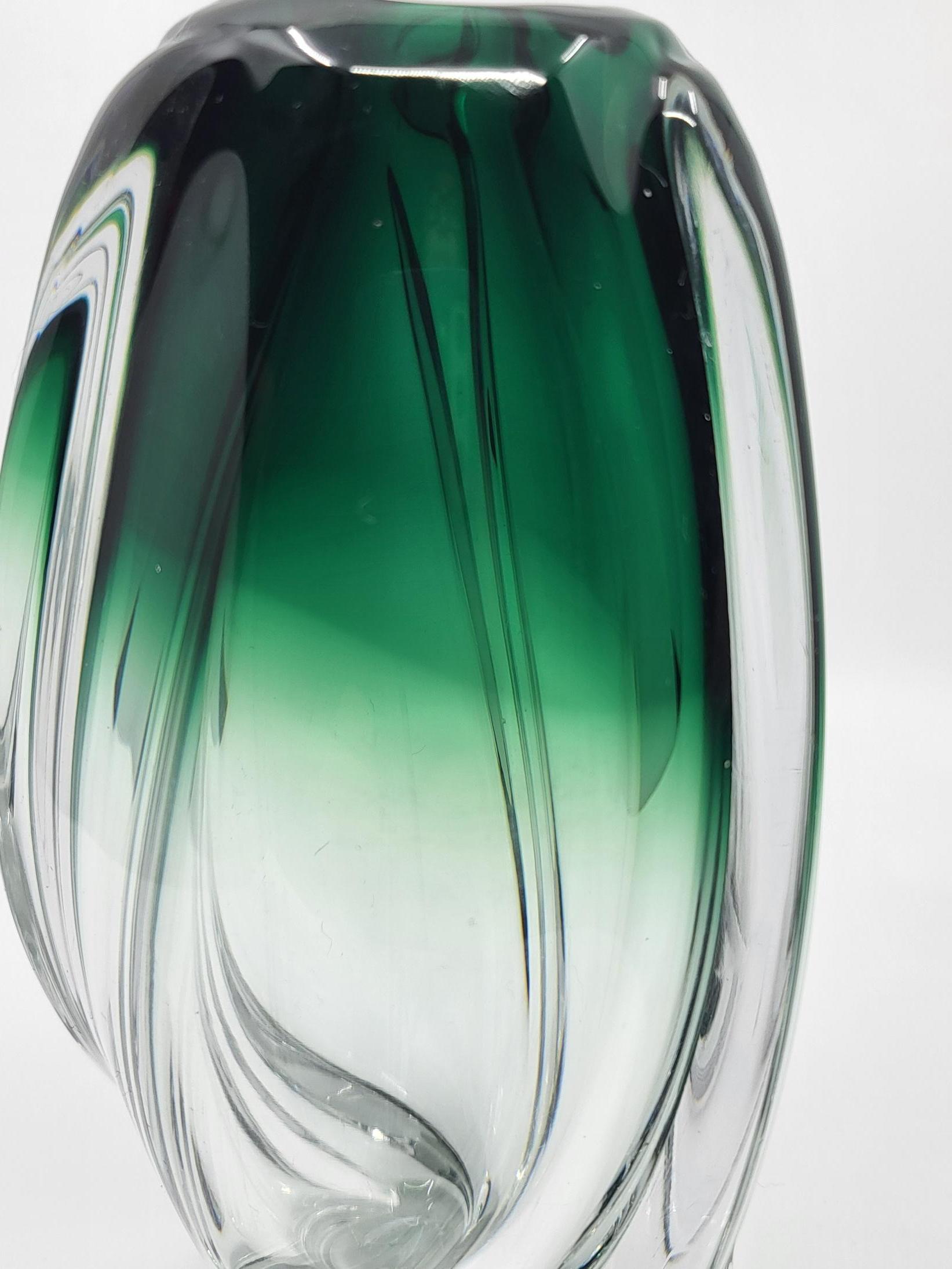 Belgian Vase Val Saint Lambert en cristal vert forme ovoïde Belgique Vintage 20s For Sale