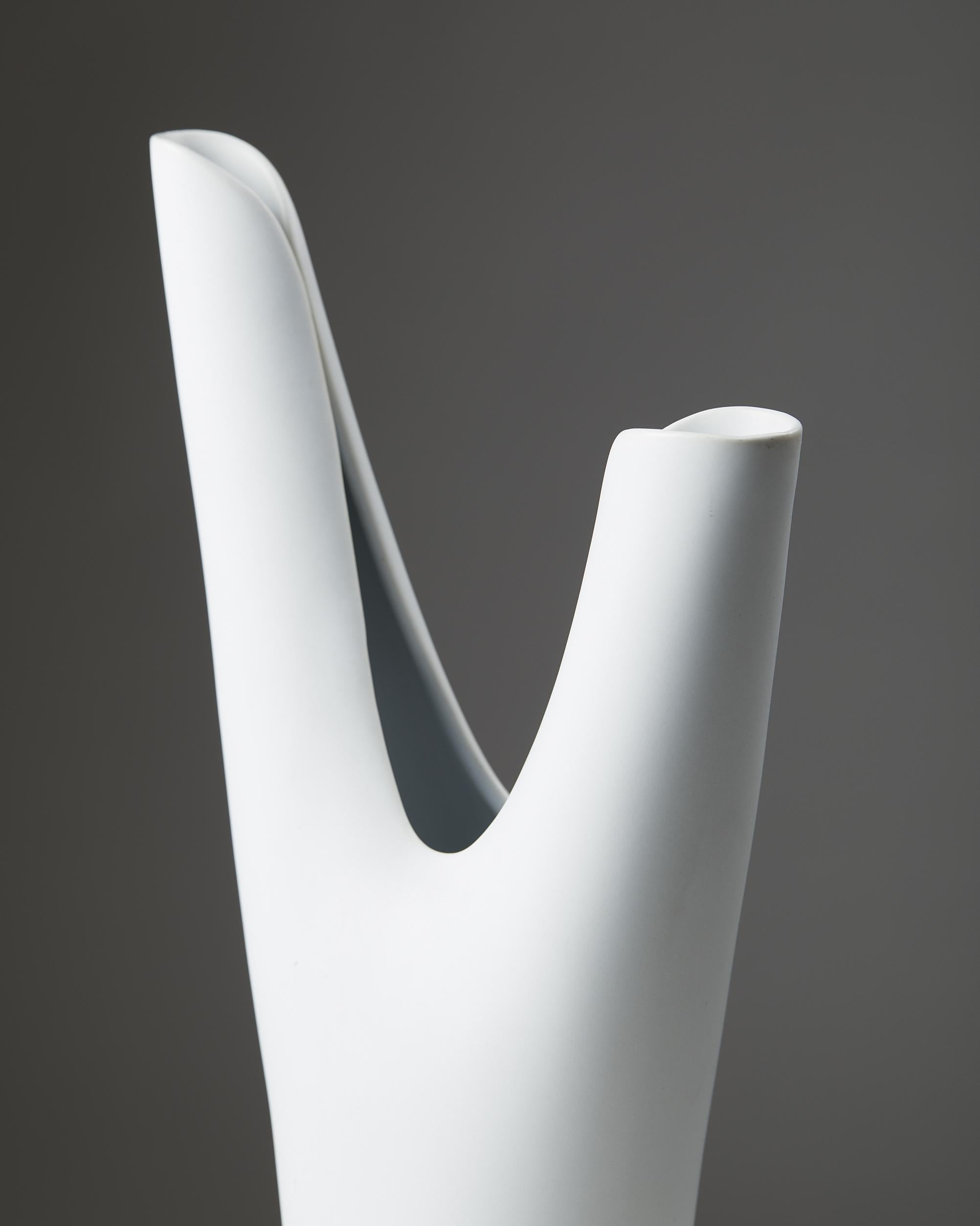Vase “Veckla” Designed by Stig Lindberg for Gustavsberg, Sweden, 1940s, white In Good Condition For Sale In Stockholm, SE