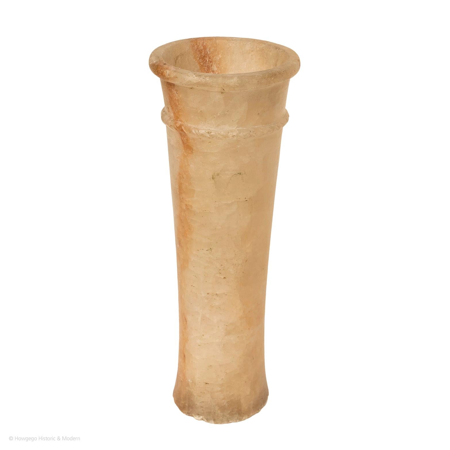 Vase, Gefäß, Alabaster, spitz zulaufende hohe Höhe, 40 cm, 16 Ägyptisch im Zustand „Gut“ im Angebot in BUNGAY, SUFFOLK