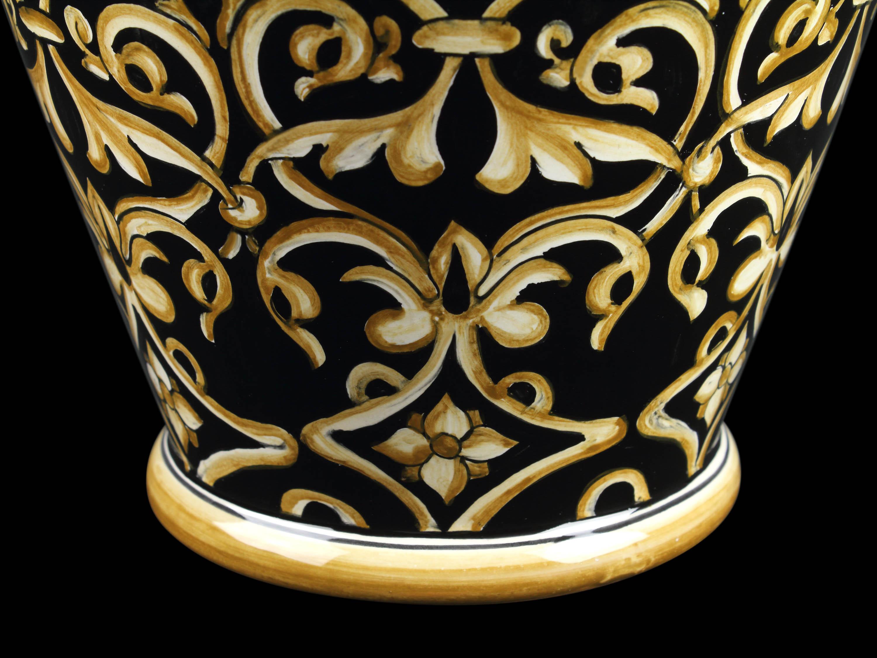 Céramique Vase Vessel Majolique Damas Renaissance Noir Jaune Peint à la main Italie Deruta en vente
