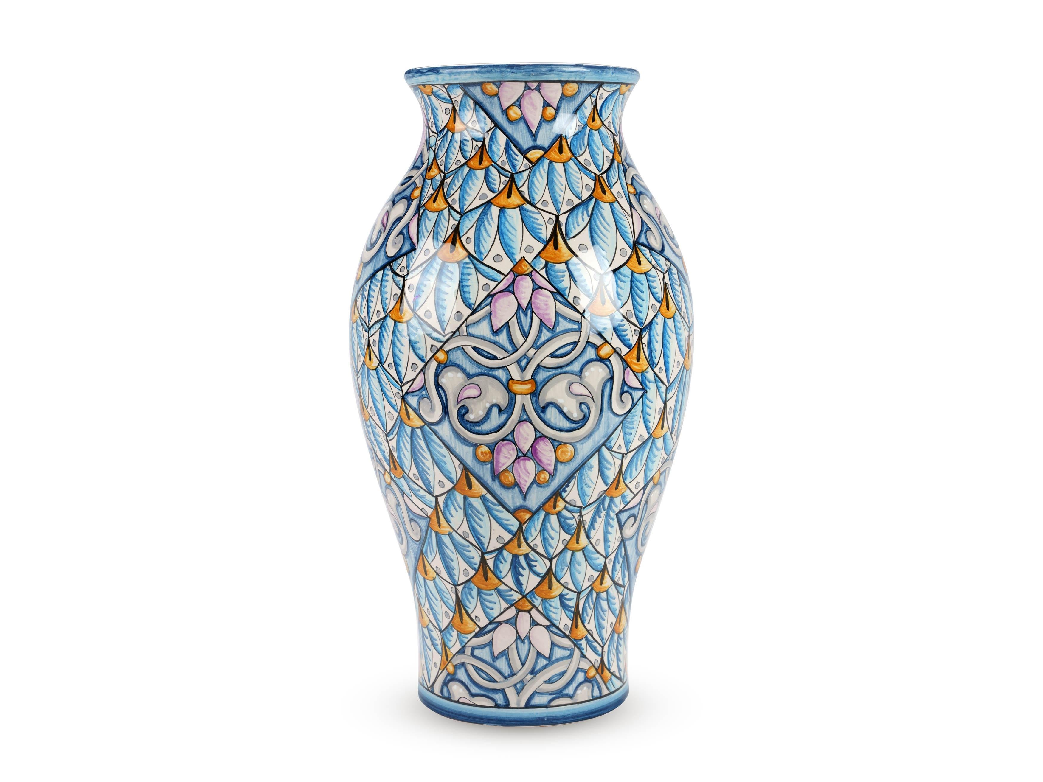 Grand vase décoratif en majolique bleu clair, émaillé en polychromie, caractérisé par la présence élégante de motifs ornementaux en forme de plumes qui rehaussent magnifiquement sa forme. Son impact esthétique puissant est assuré par les décorations