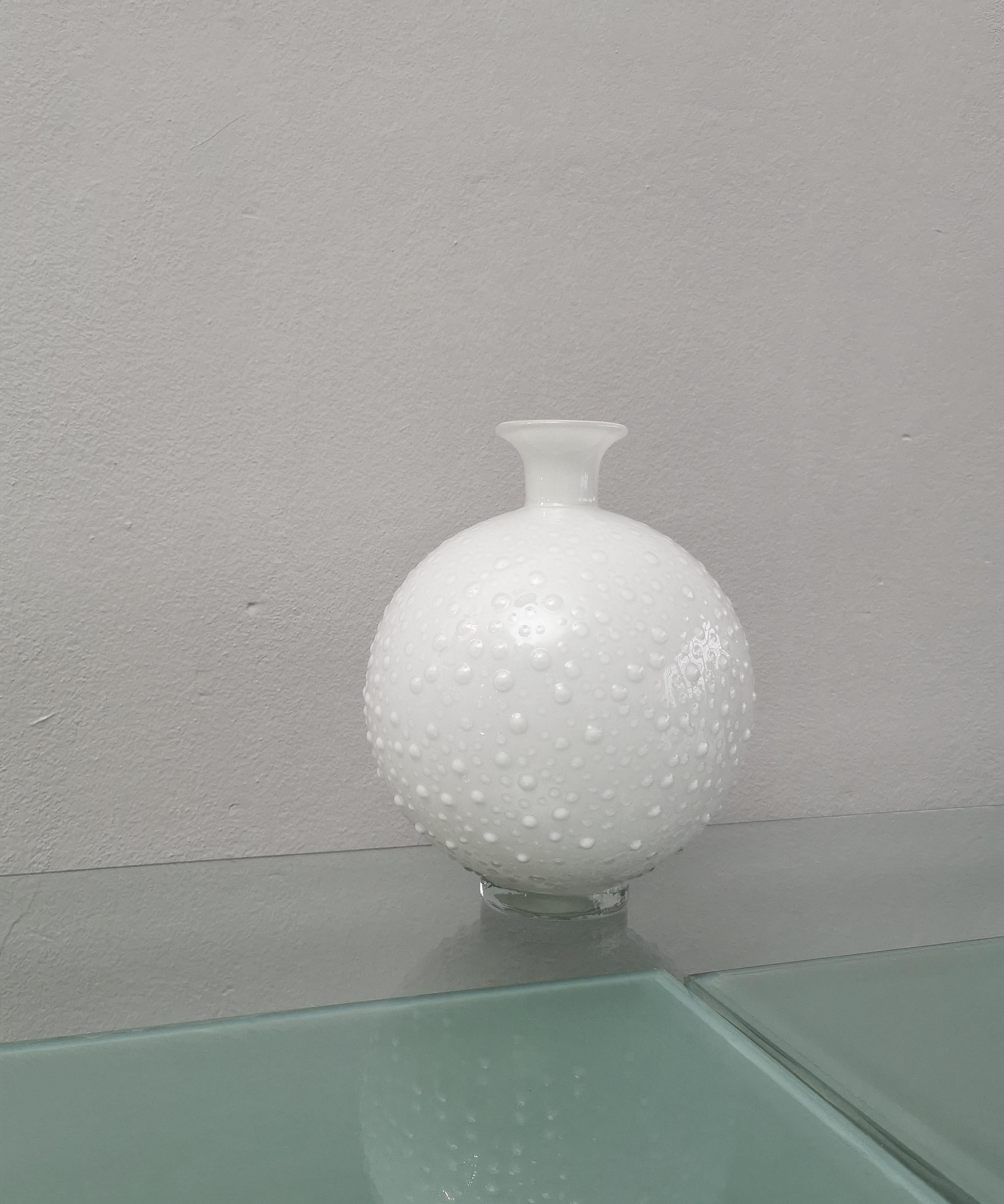 Vase simple fabriqué en Italie dans les années 80.
Le vase sphérique au col étroit a été réalisé en verre blanc de Murano avec de petites bulles qui traversent toute la surface.



Note : Nous essayons d'offrir à nos clients un excellent service,
