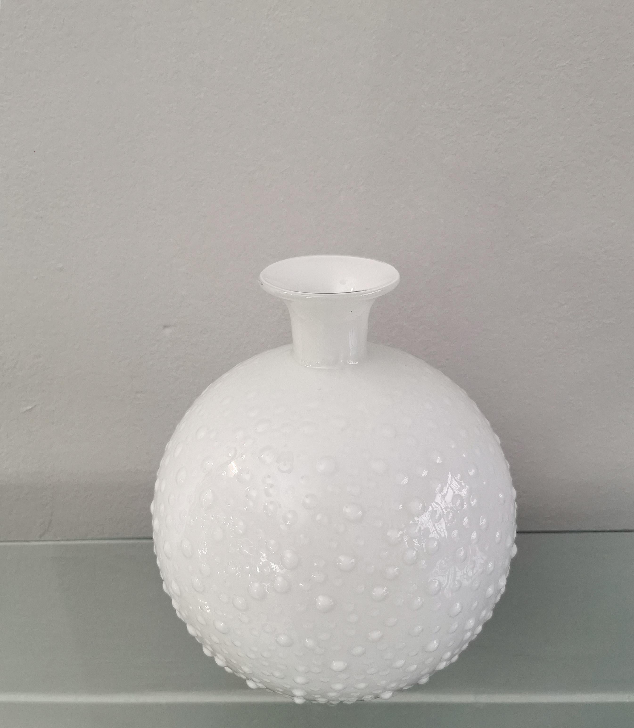 Vase Vessel White Murano Glass Round Decorative Object Italian Design 1980s In Good Condition For Sale In Palermo, IT
