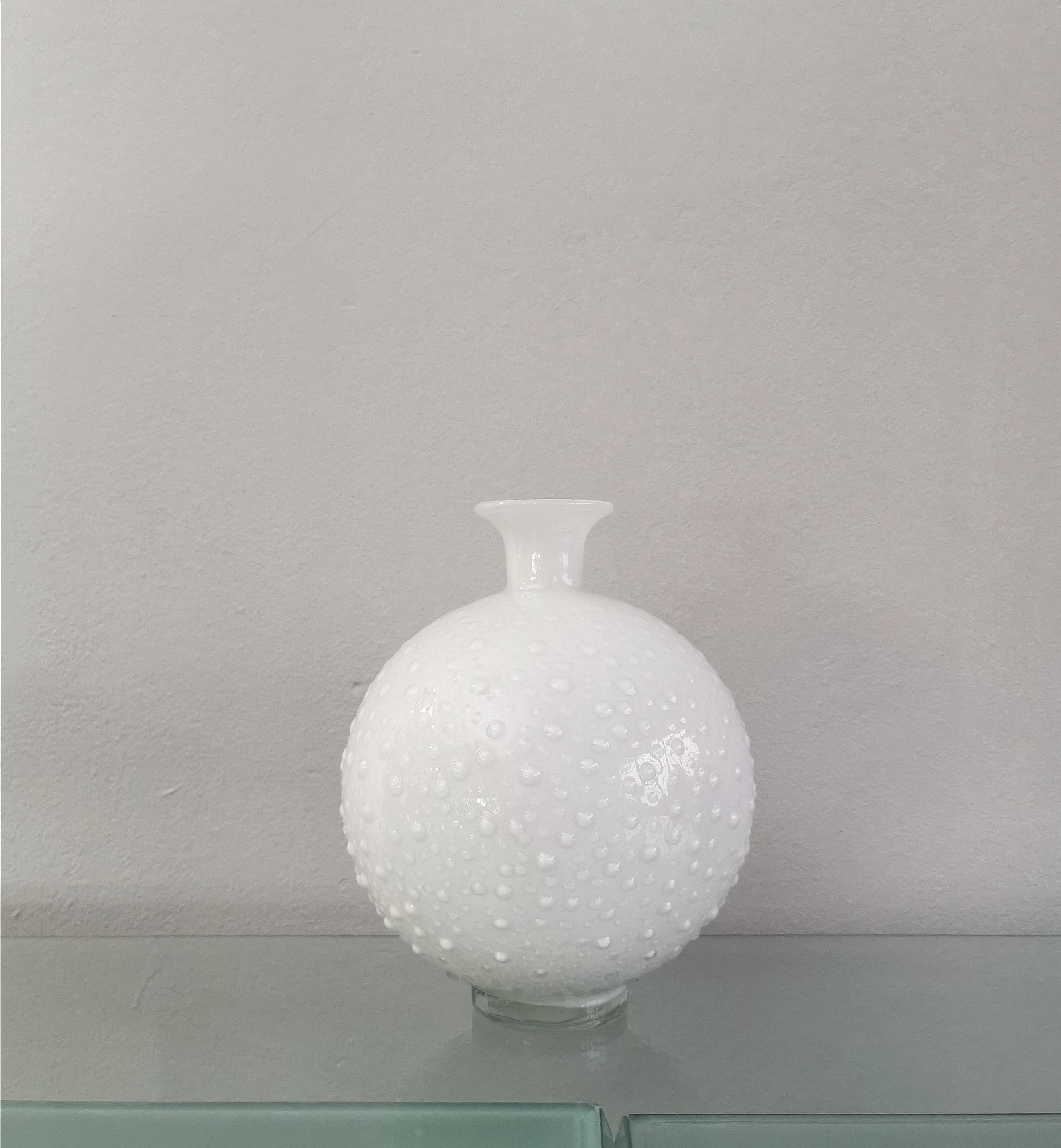 Late 20th Century Vase Vessel White Murano Glass Round Decorative Object Italian Design 1980s For Sale