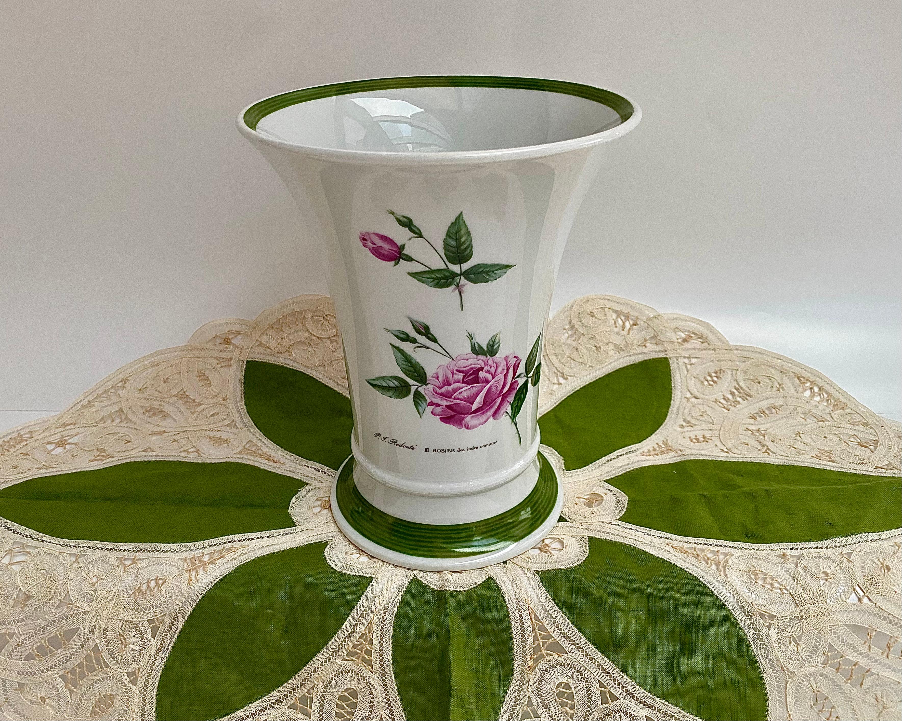 Un vase exquis et de collection de l'une des plus célèbres manufactures de porcelaine d'Allemagne, Hutschenreuther, des années 1980.

Porcelaine blanche comme neige, polychrome peinte à la main, l'un des décors floraux les plus célèbres - la rose de