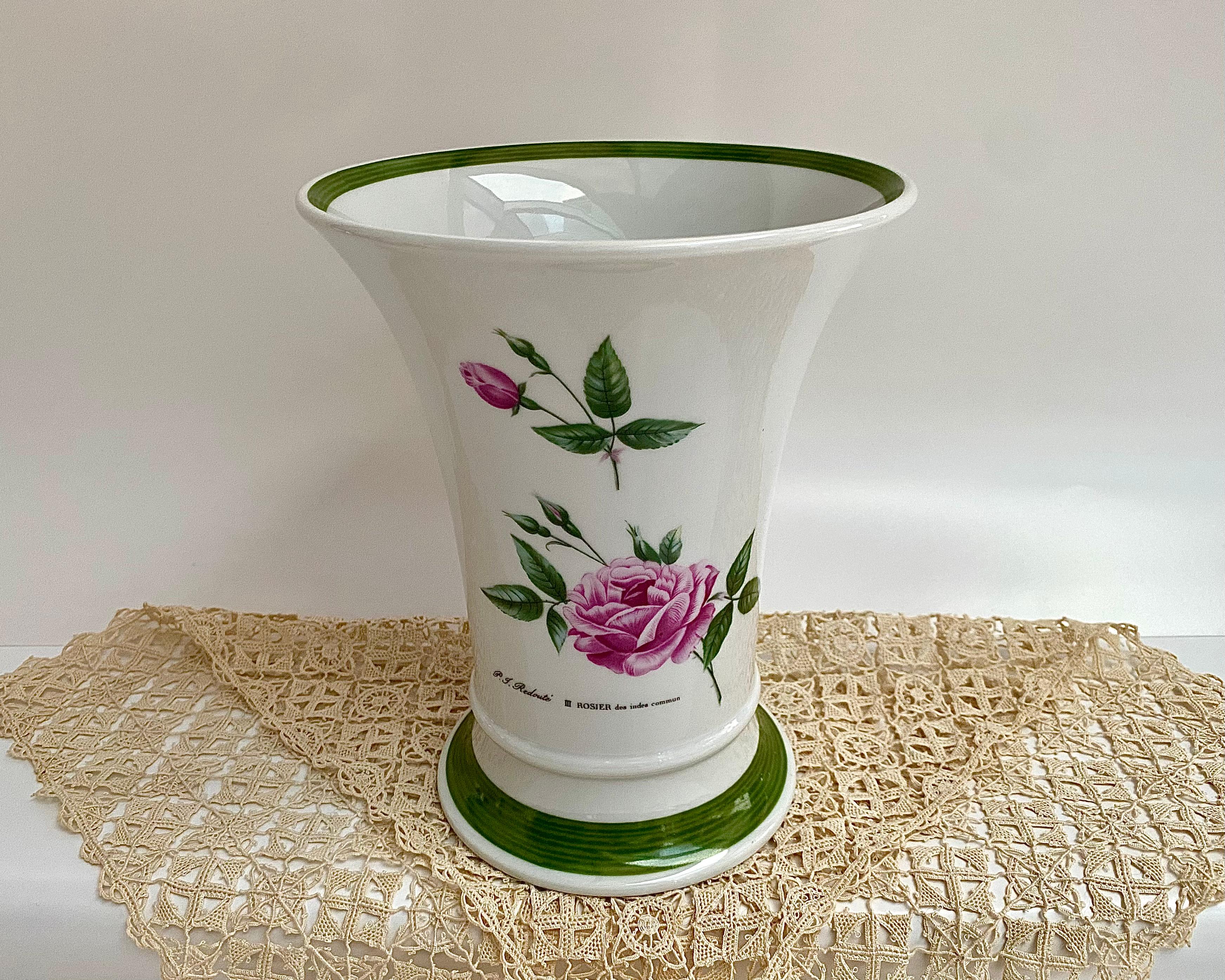 Vase Hutschenreuther du milieu du siècle en porcelaine blanche de Bavière, Allemagne Excellent état - En vente à Bastogne, BE