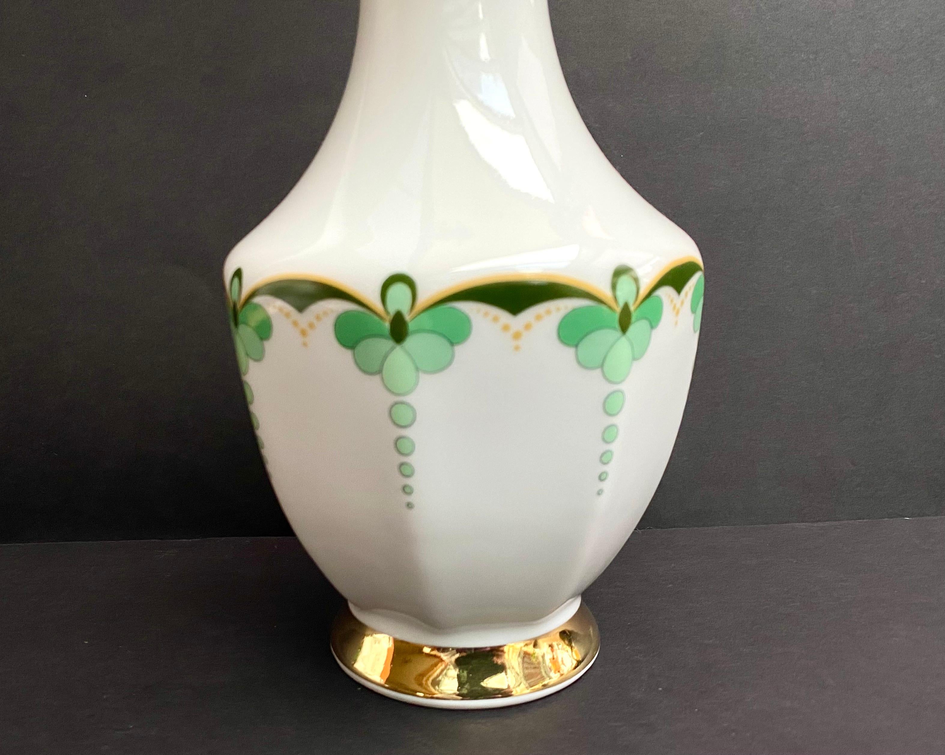 Beautifull vintage vase/jar in porcelain with green floral decor and gold plating from Vohenstrauss Johann Seltmann Bavaria

Circa 1970s, manufactured in Germany.

Stamped and numbered on the bottom.

Hand-painted floral motif.

With this vase you