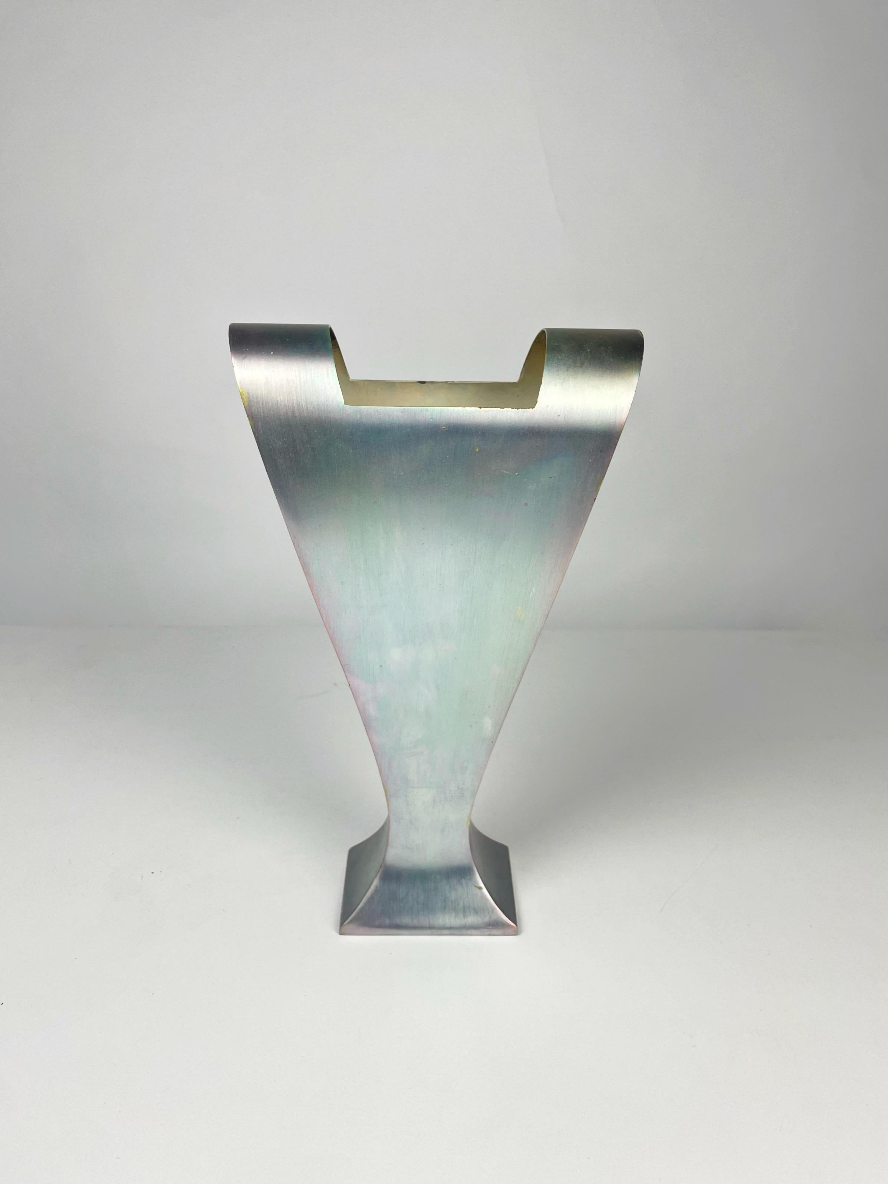 Vase entworfen von Massimo Iosa Ghini für die Design Gallery Milano um 1989, hergestellt von Argenteria Merano in Italien aus versilbertem Alpaka. Modell vermutlich aus einer Vorserie, später in limitierter Kleinserie für die Design Galerie Milano