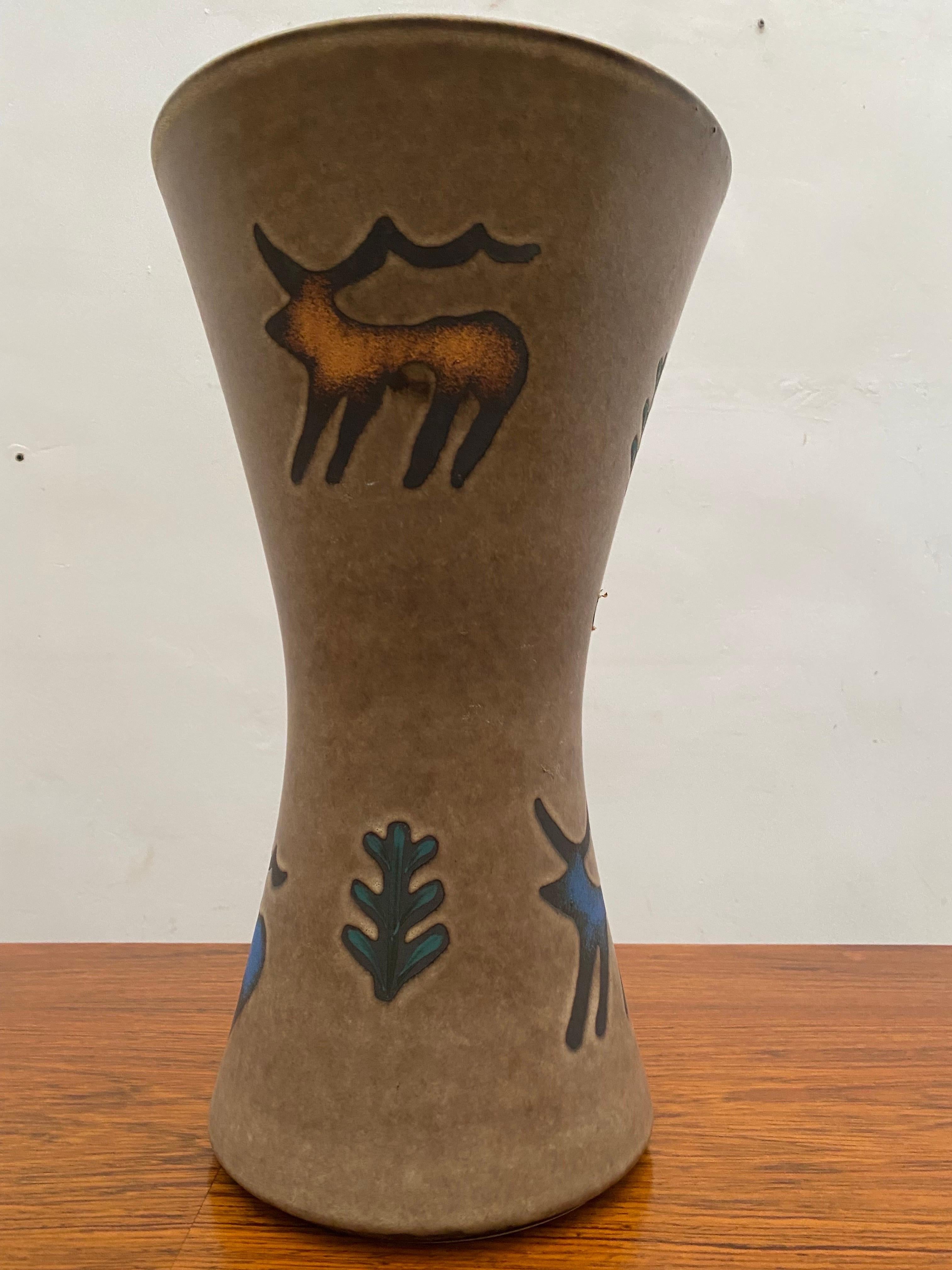 Un grand vase en céramique conçu avec des animaux préhistoriques dans les couleurs bleu et orange fabriqué en Allemagne par Hohr dans les années 1960 en très bon état, signé sur le fond avec le numéro 1305/40 et Allemagne. Magnifique vase, vase de