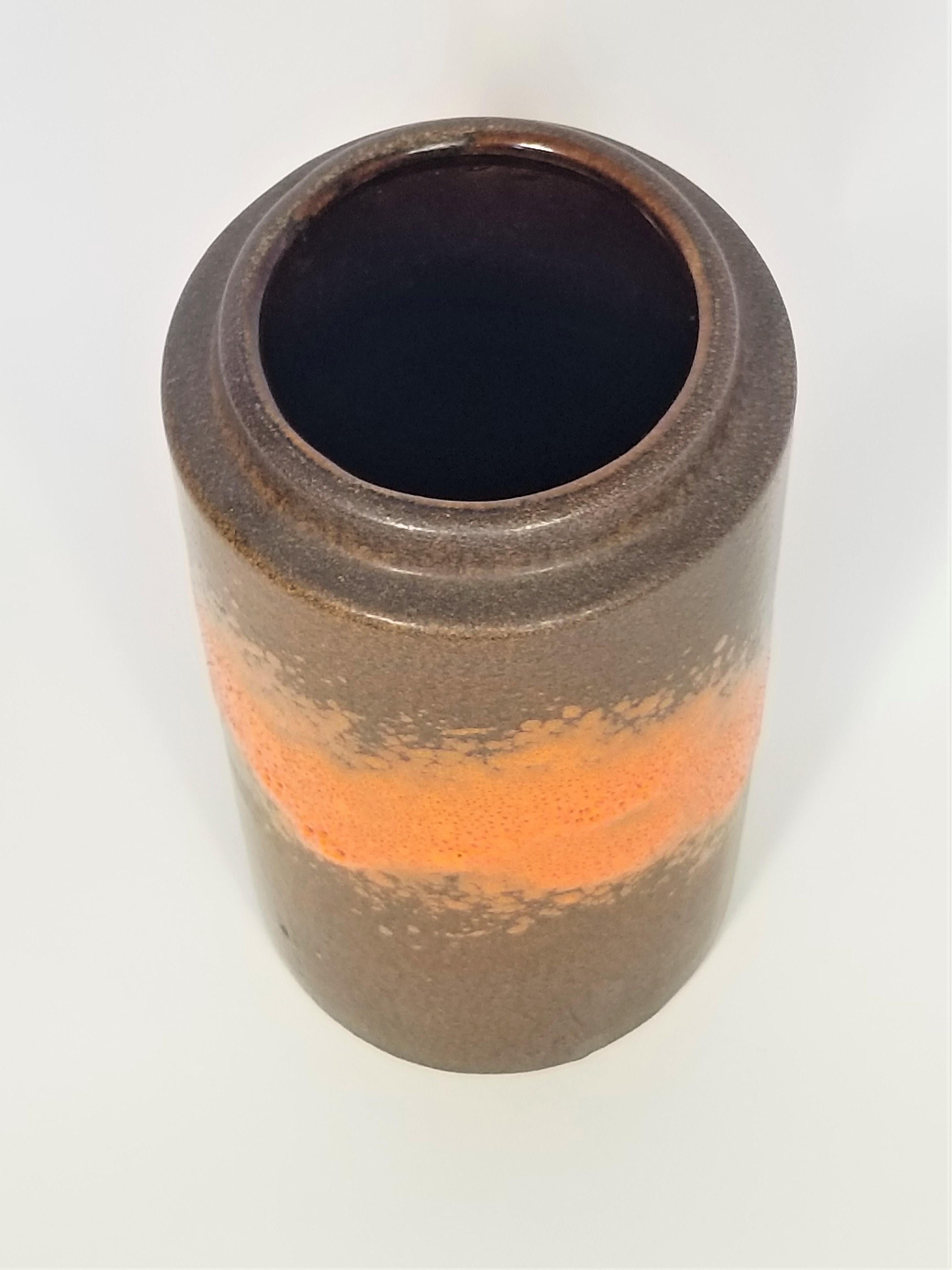 Vaso Germania Ovest Midcentury 1960s Ceramica smaltata Astratta Marrone Arancione in vendita 1