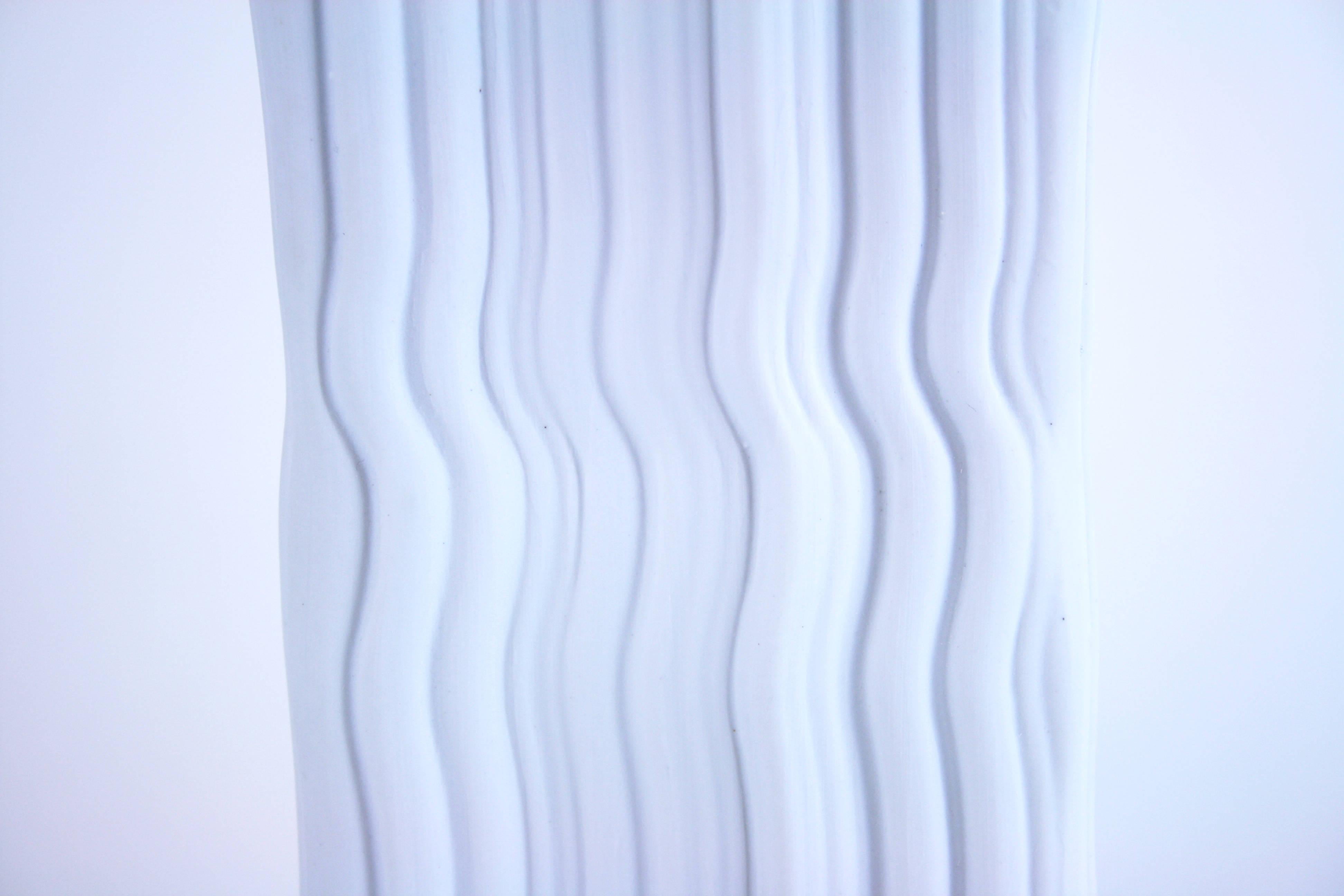 Vase en porcelaine blanche bisquit design de Naaman Israel 1990. Un exemple intéressant de l'émergence de la communauté du design en Israël dans les années 1990. Il est basé sur la définition de la forme et du matériau du vase classique mais rompt