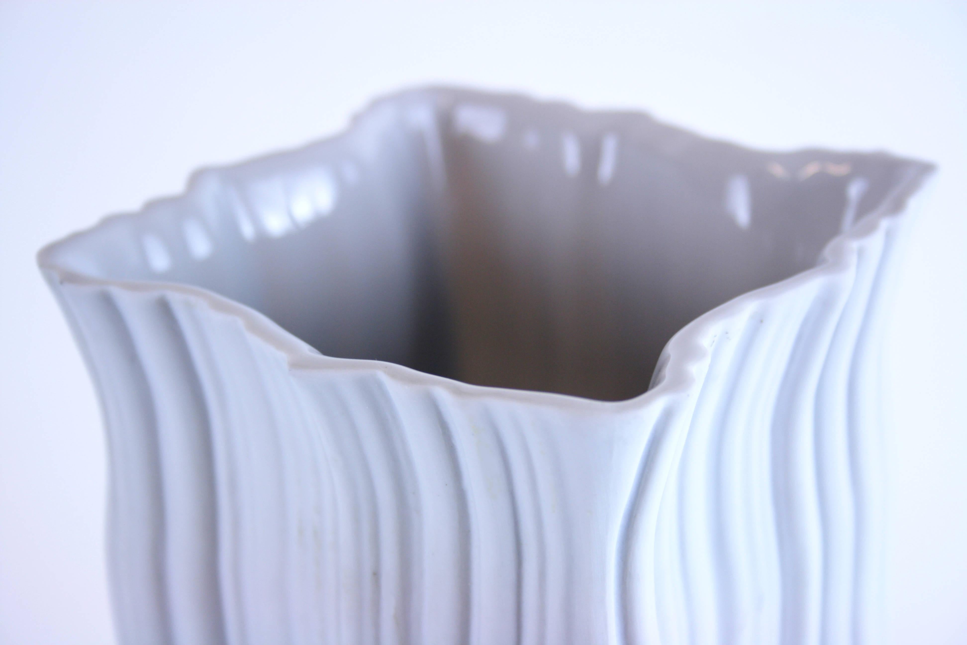 Vaso in porcellana bianca Bisquit Design di Naaman Israel anni '90 In condizioni buone in vendita a Vienna, AT