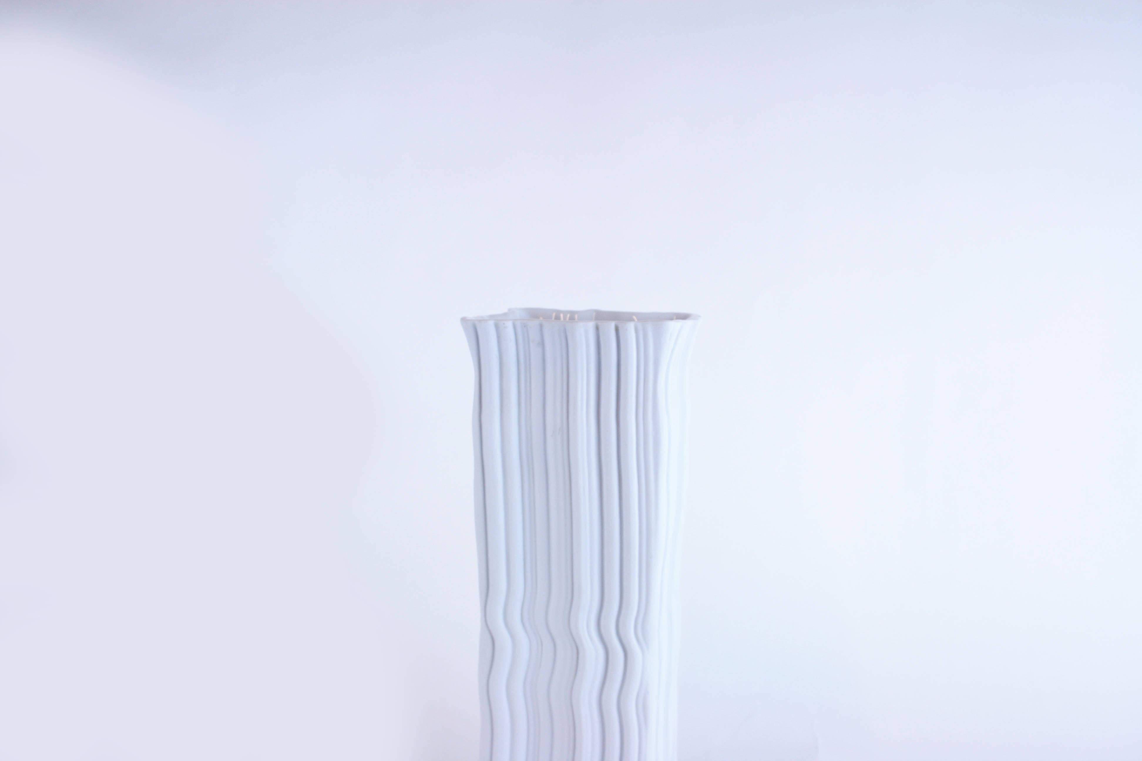 Vase aus weiem Biskuitporzellan im Design von Naaman Israel, 1990er Jahre (Porzellan) im Angebot