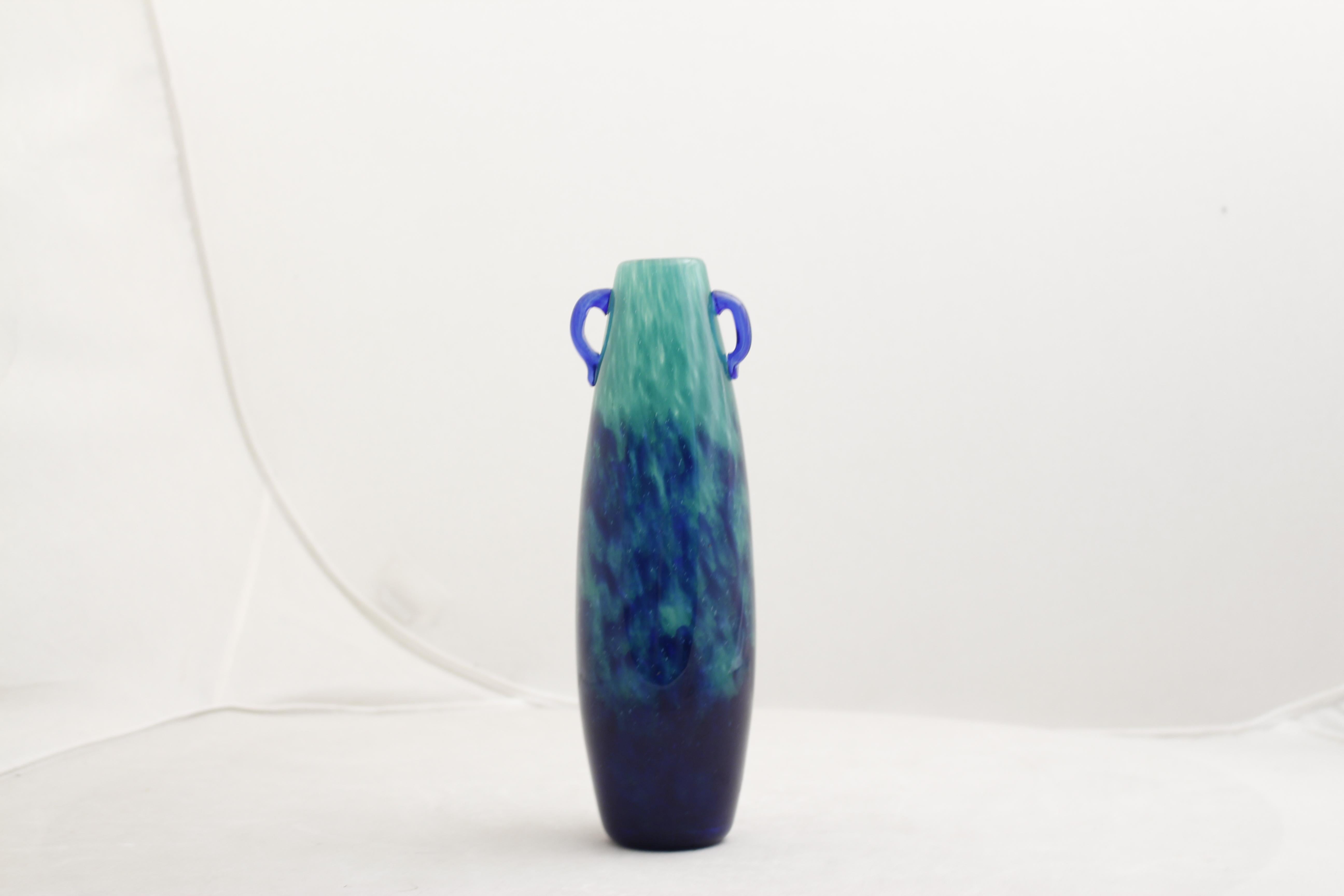 Début du 20ème siècle Vase avec application  Signe : Degué, Made in France, Style : Art Deco, 1926 en vente
