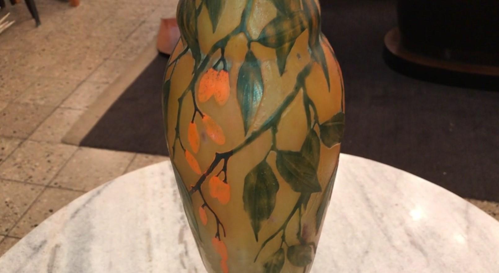 Vase avec applications, Signé : Daum Nancy France, Style :  Art nouveau, 1910 en vente 11