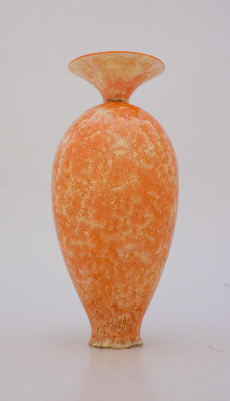 Vase avec glaçure cristalline abricot en céramique suédoise