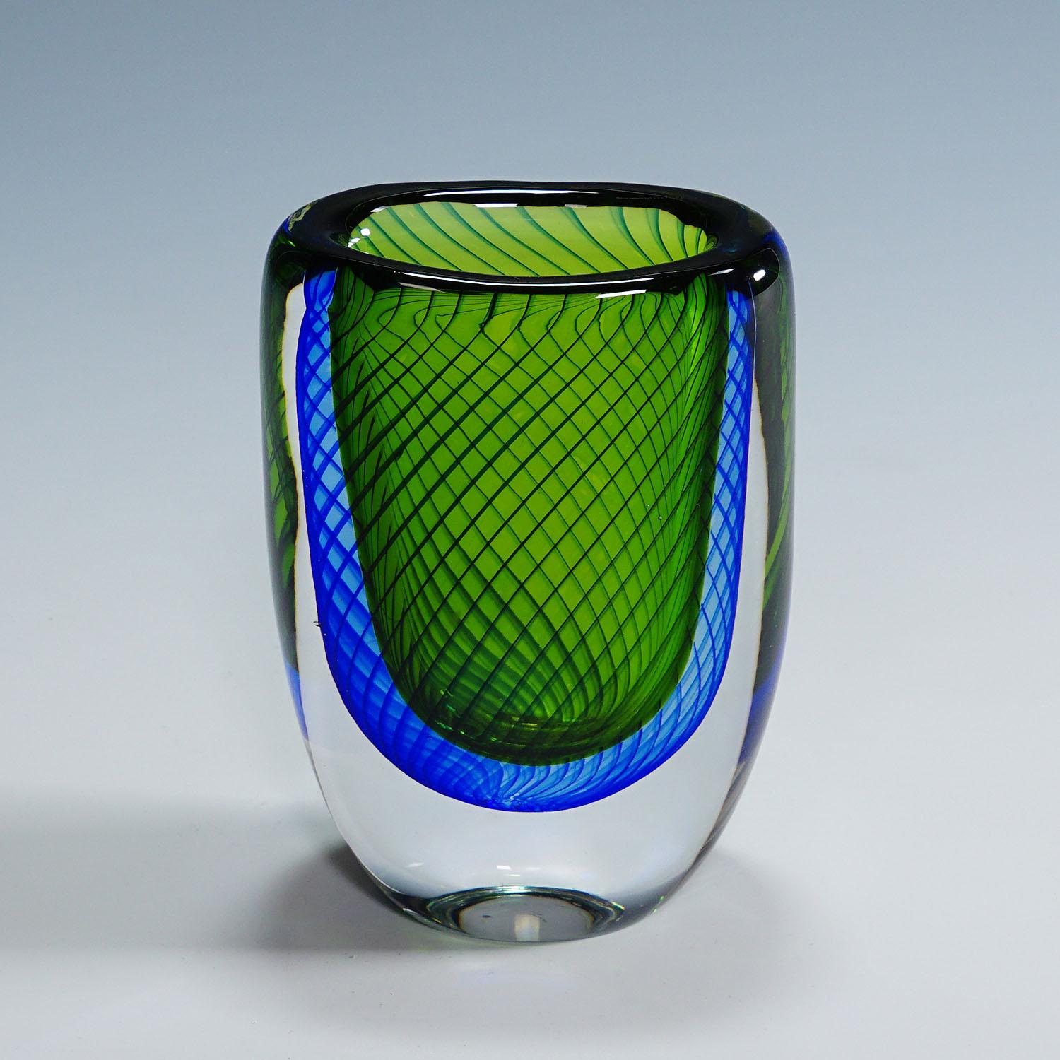 Mid-Century Modern Vase à couches bleues et vertes, Vicke Lindstrand pour Kosta, années 1950 en vente