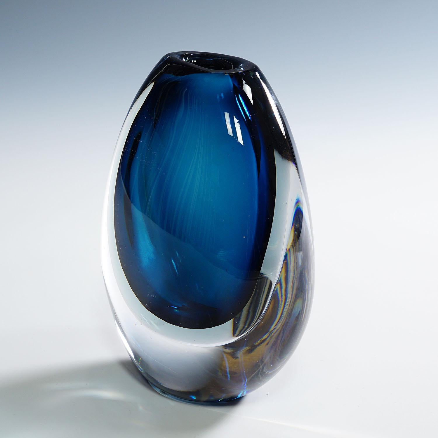 Vaso a strati blu e grigio, Vicke Lindstrand per Kosta, 1950 In condizioni buone in vendita a Berghuelen, DE