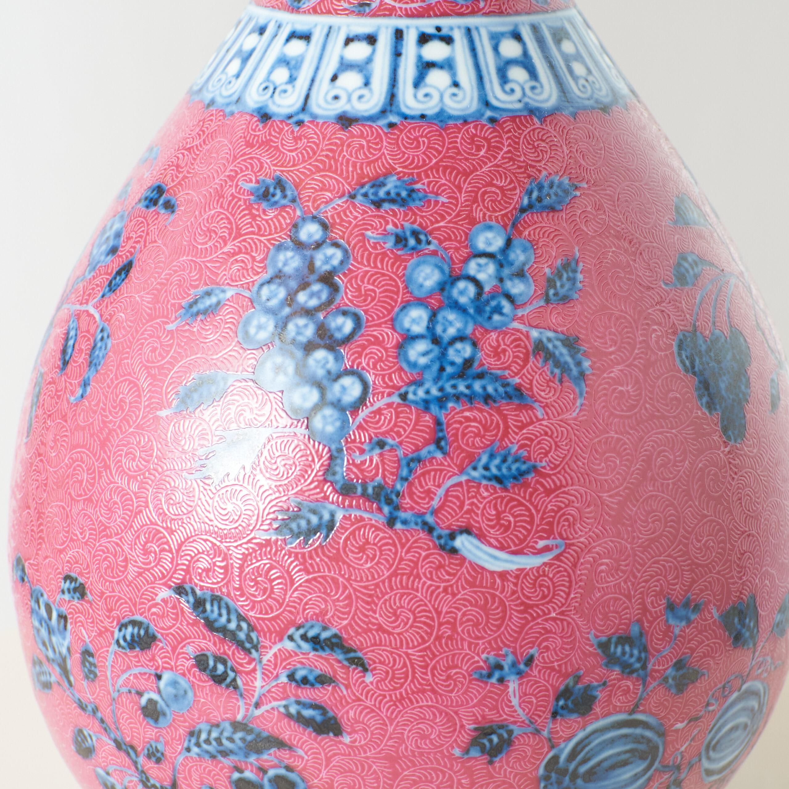 Jarrón con decoración de loto azul y blanco sobre fondo rosa Chino en venta