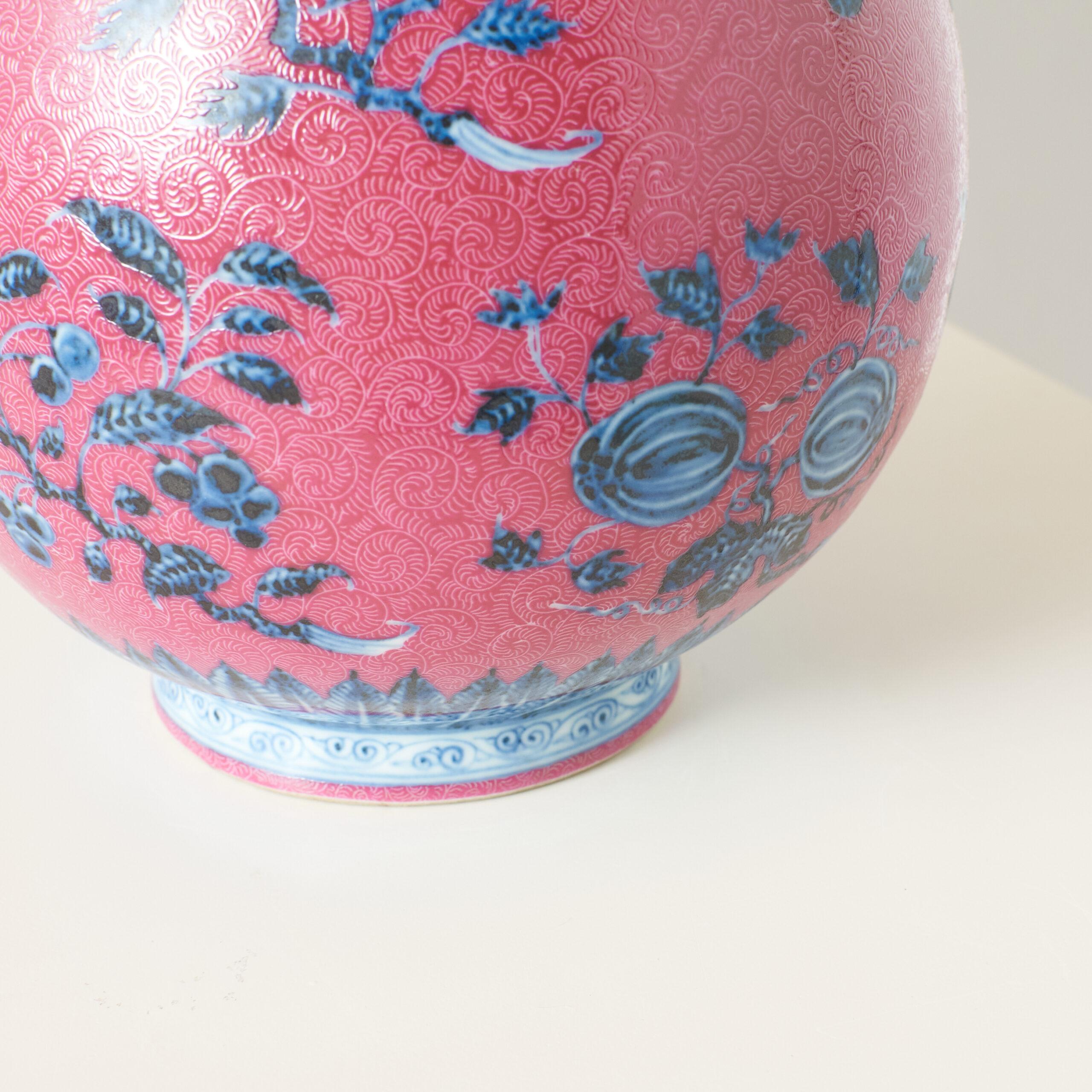 Jarrón con decoración de loto azul y blanco sobre fondo rosa en Bueno estado para la venta en San Francisco, CA