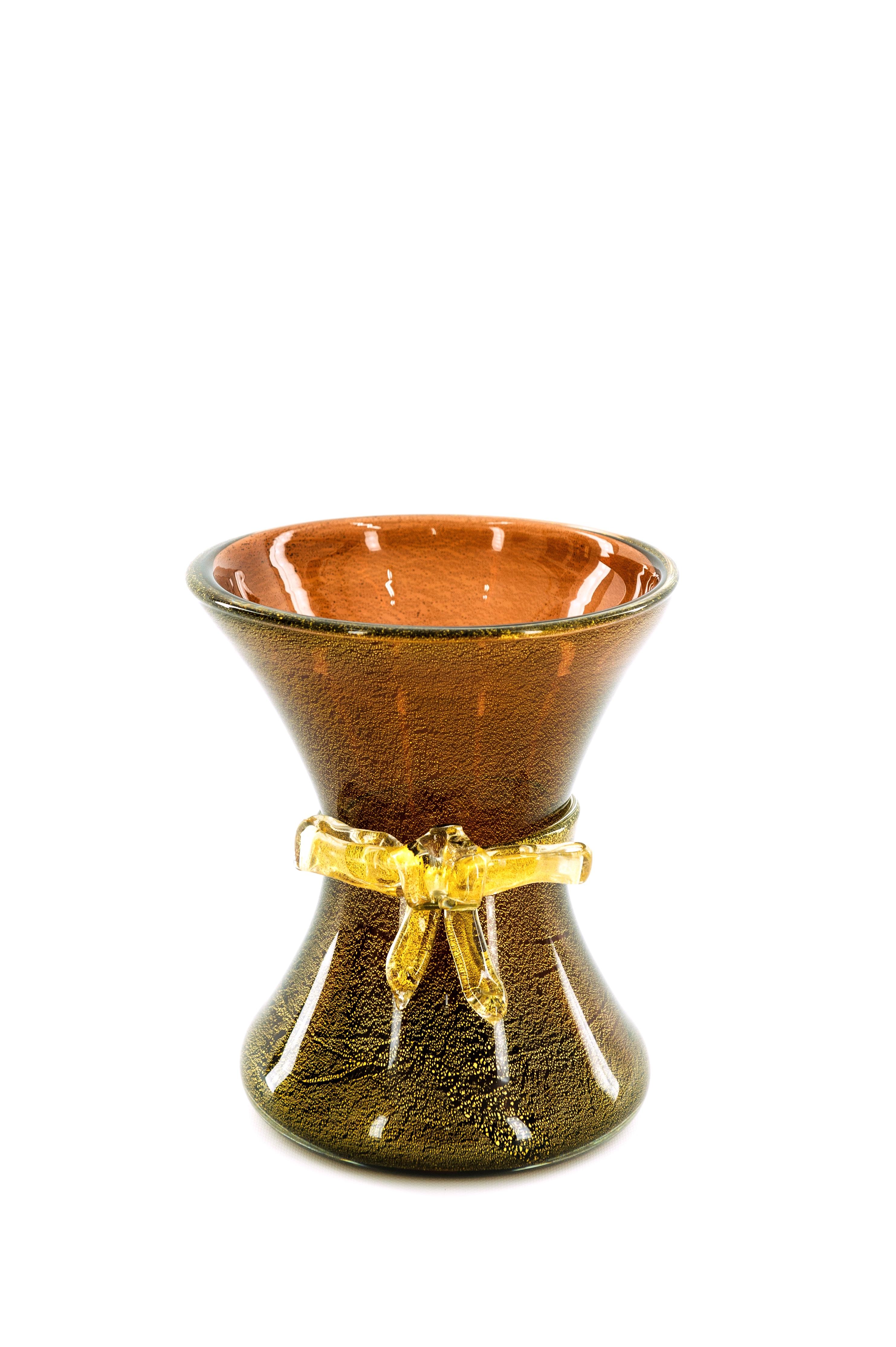 Vase mit Schleife Bernsteinfarbe und Goldausführungen in geblasenem Murano-Glas 1970er Jahre Italien (Art déco) im Angebot