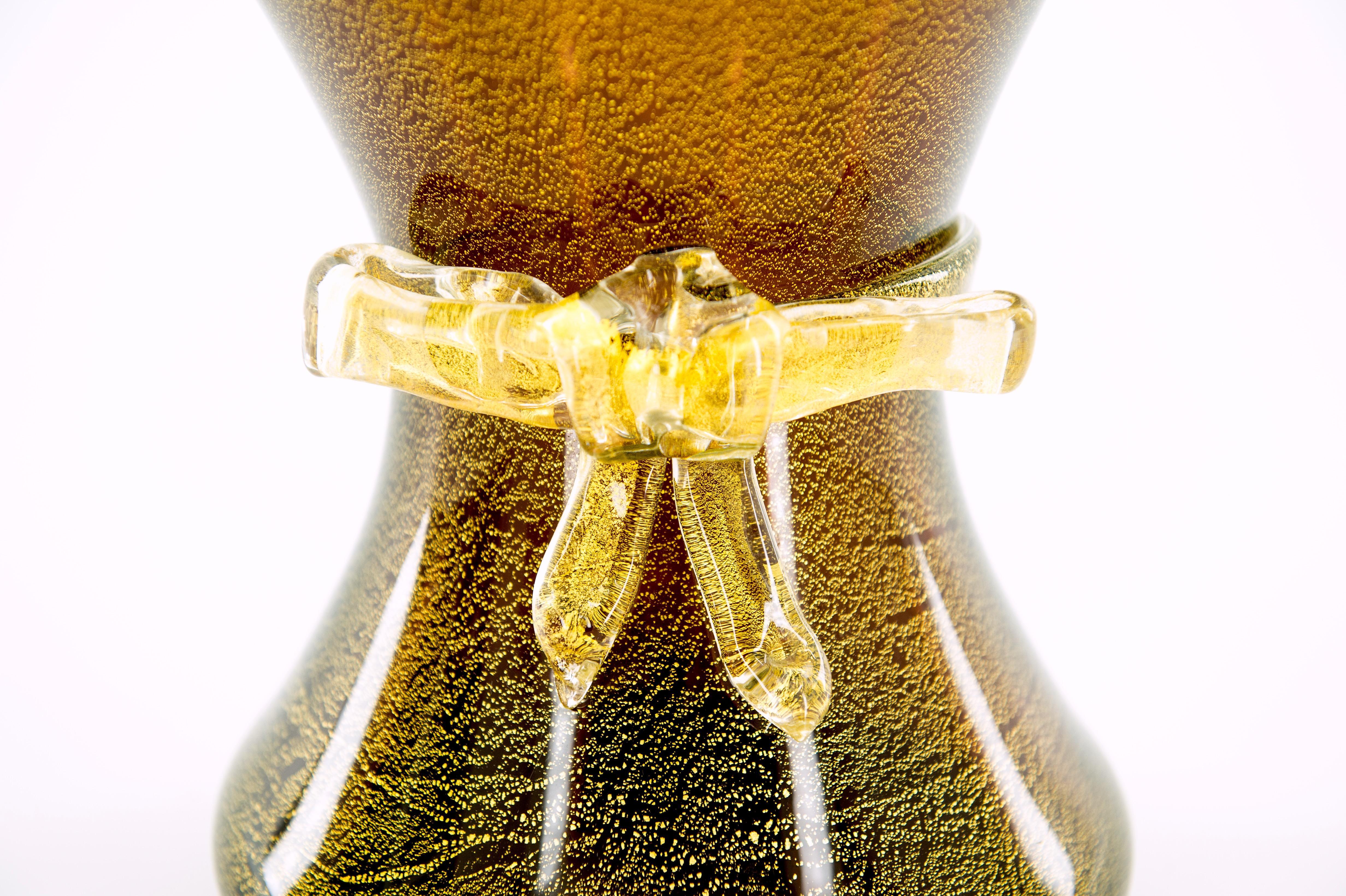 Vase mit Schleife Bernsteinfarbe und Goldausführungen in geblasenem Murano-Glas 1970er Jahre Italien (Italienisch) im Angebot