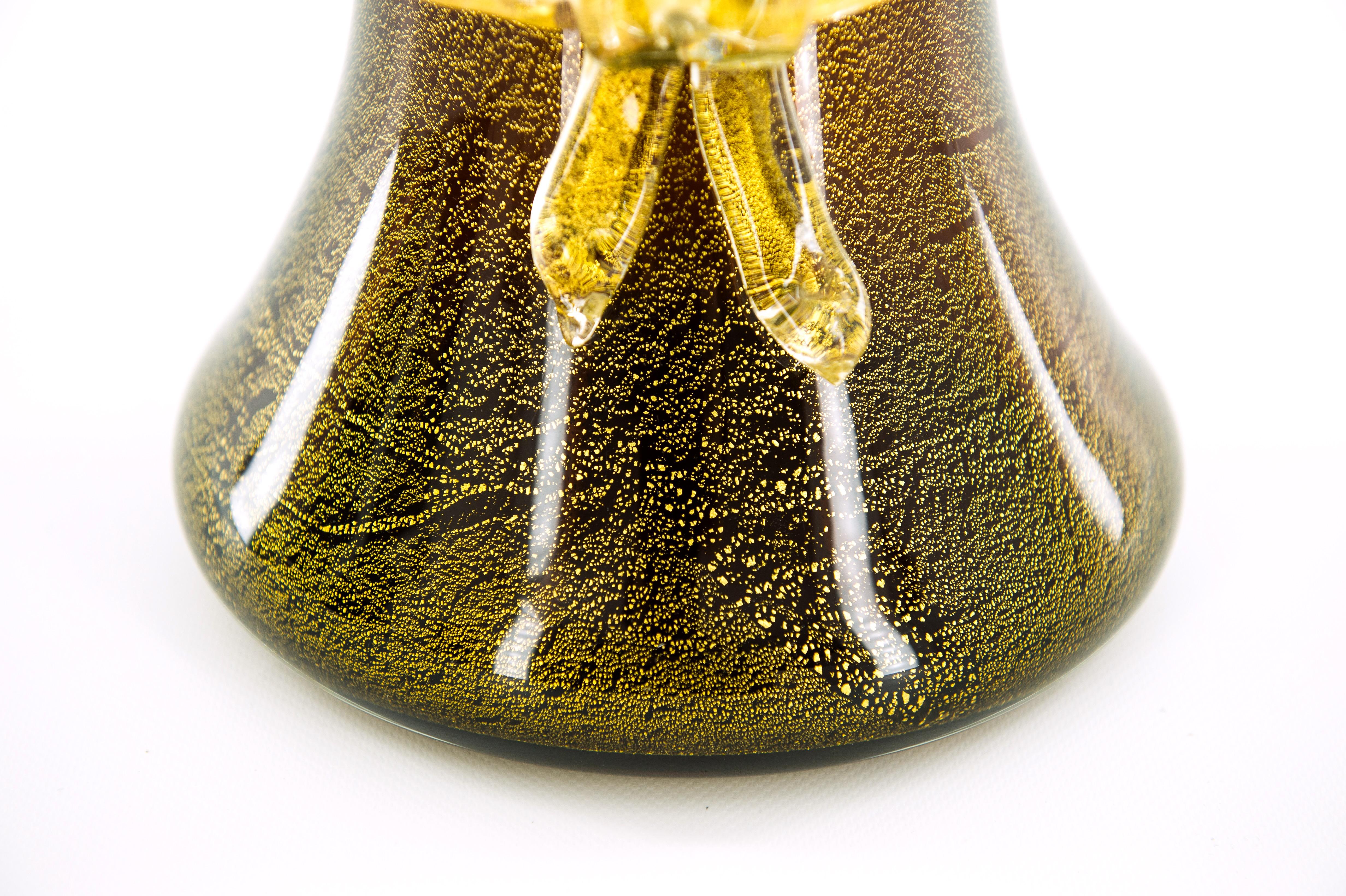 Vase mit Schleife Bernsteinfarbe und Goldausführungen in geblasenem Murano-Glas 1970er Jahre Italien (Handgefertigt) im Angebot