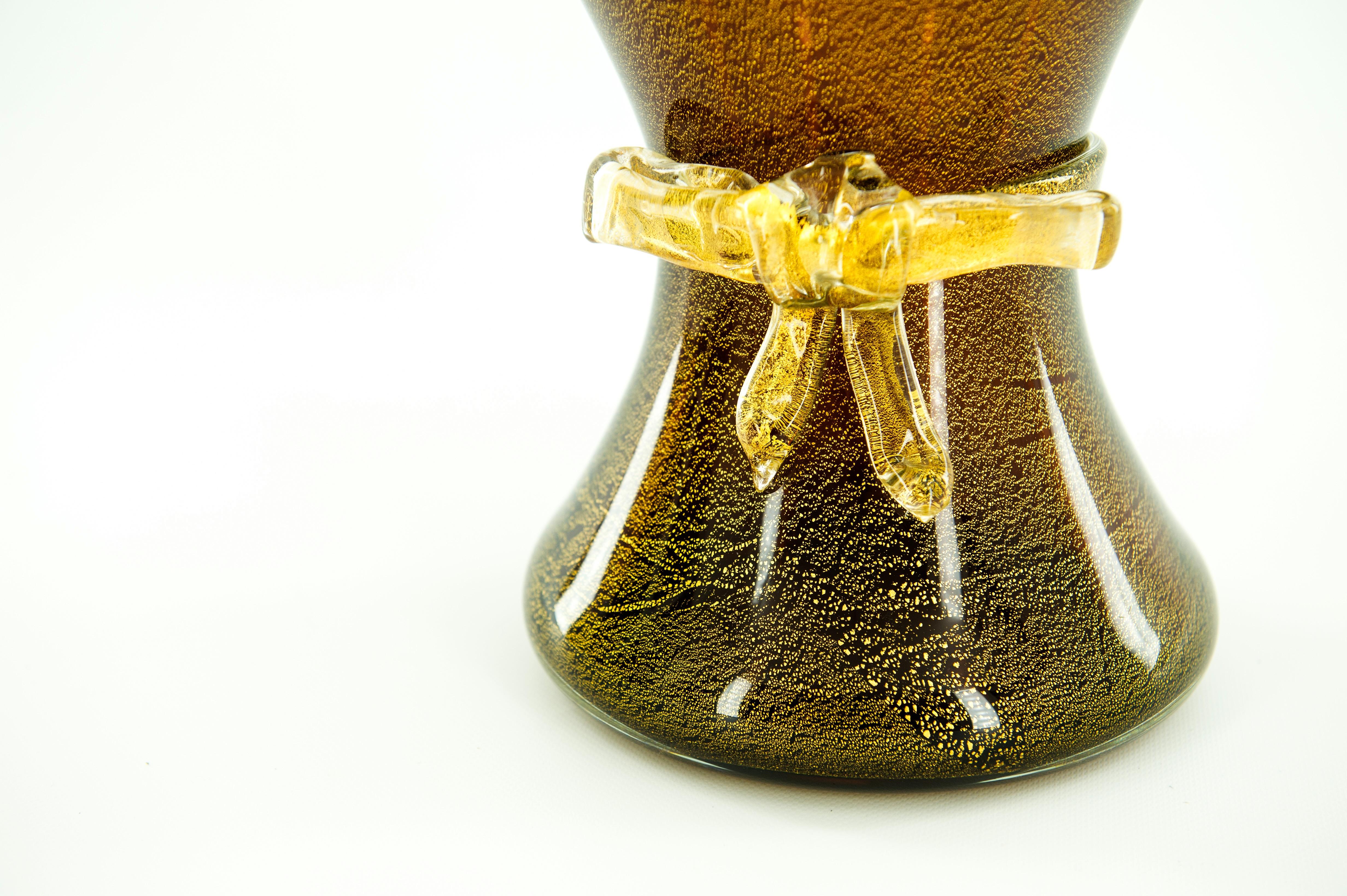 Vase mit Schleife Bernsteinfarbe und Goldausführungen in geblasenem Murano-Glas 1970er Jahre Italien im Zustand „Hervorragend“ im Angebot in Villaverla, IT
